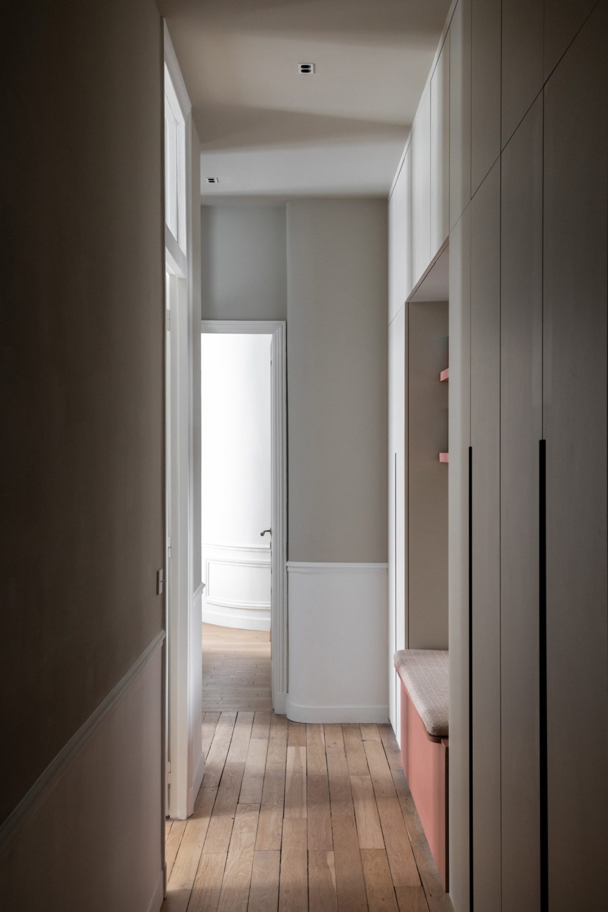 couloir appartement haussmannien Paris décoration design couloir appartement haussmannien Paris décoration design