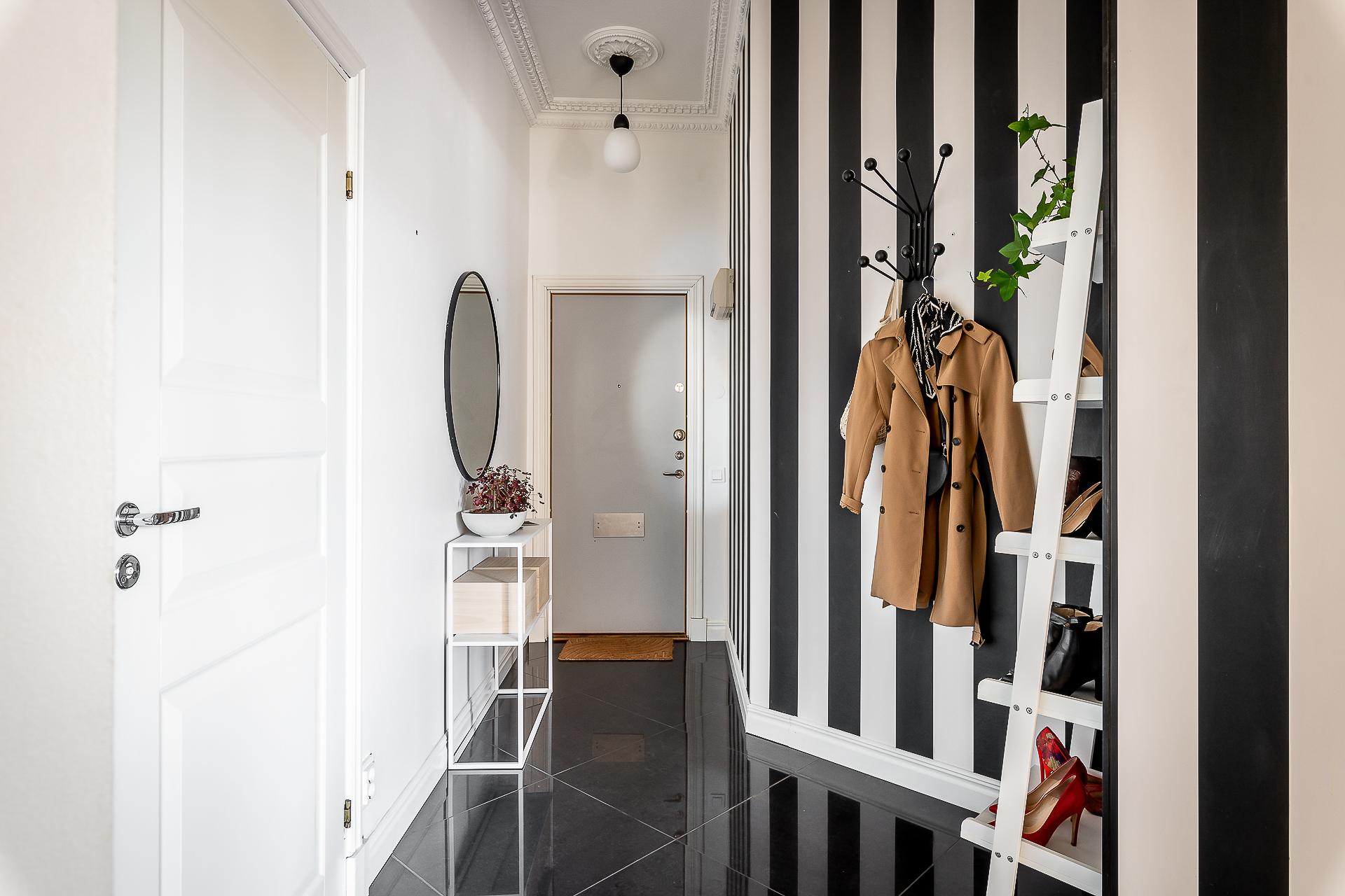 entrée avec papier-peint rayé noir et blanc décoration contemporaine entrée avec papier-peint rayé noir et blanc décoration contemporaine