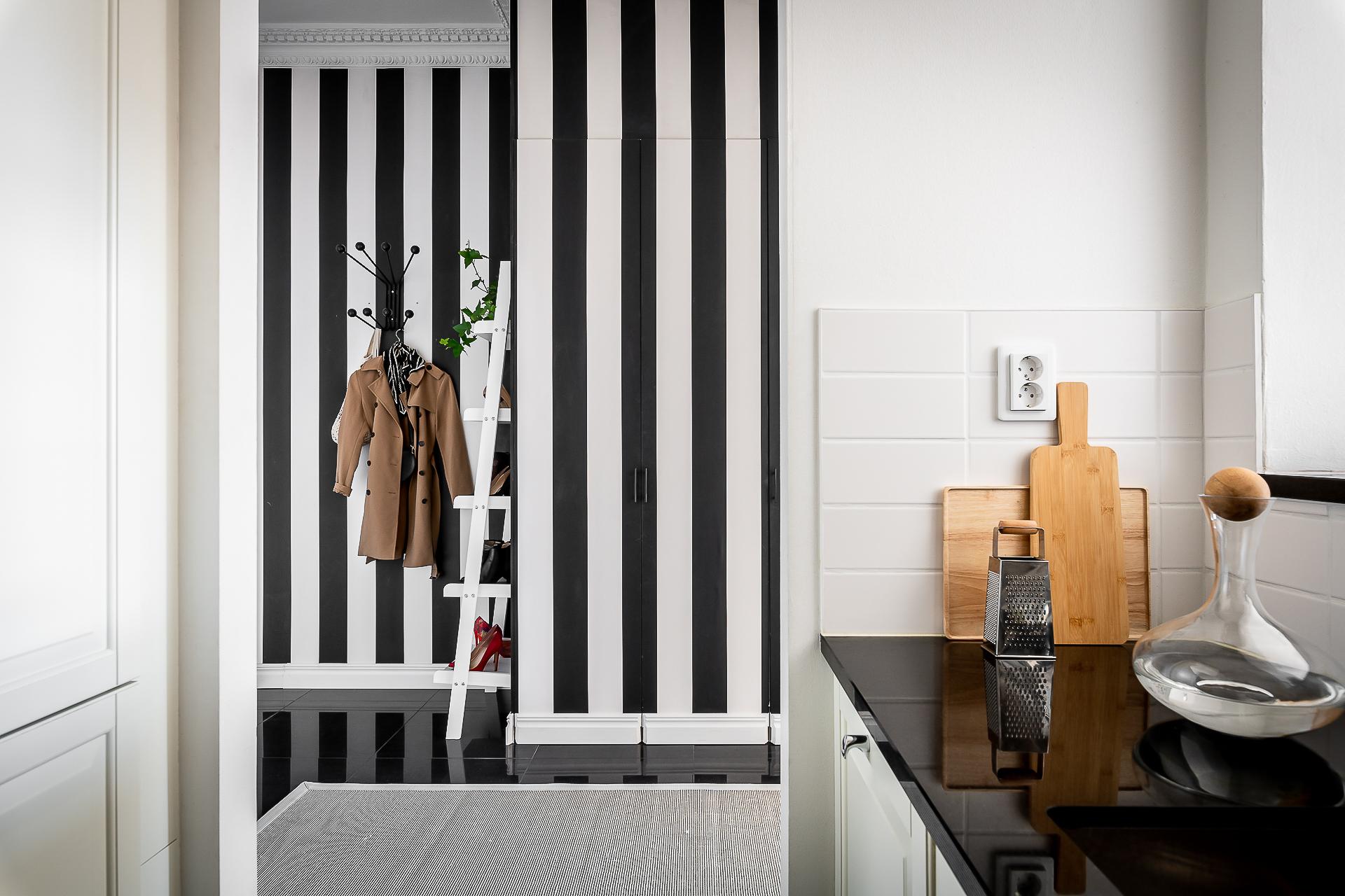 entrée avec papier-peint rayé noir et blanc décoration contemporaine entrée avec papier-peint rayé noir et blanc décoration contemporaine