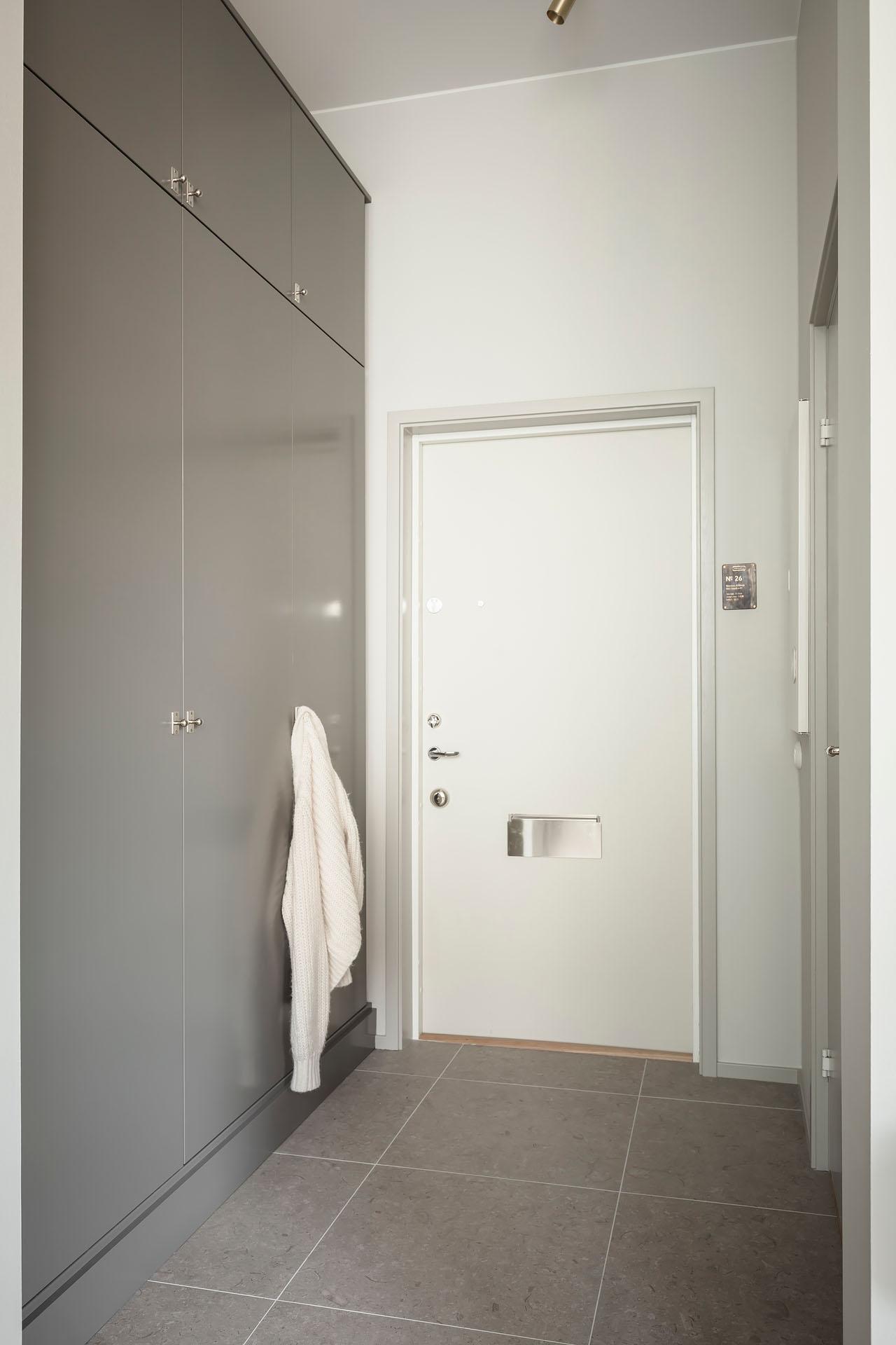 entrée avec placards gris entrée avec placards gris