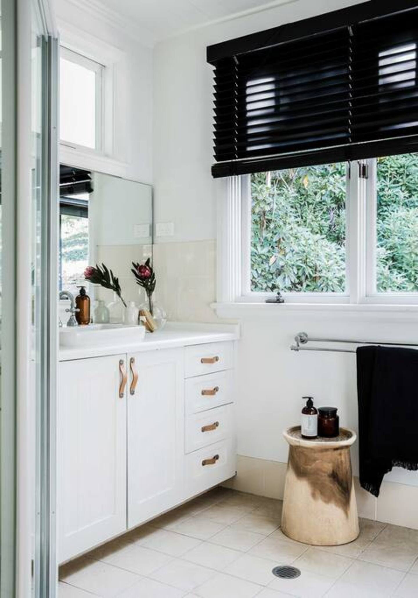 salle de bain blanche avec fenêtre salle de bain blanche avec fenêtre