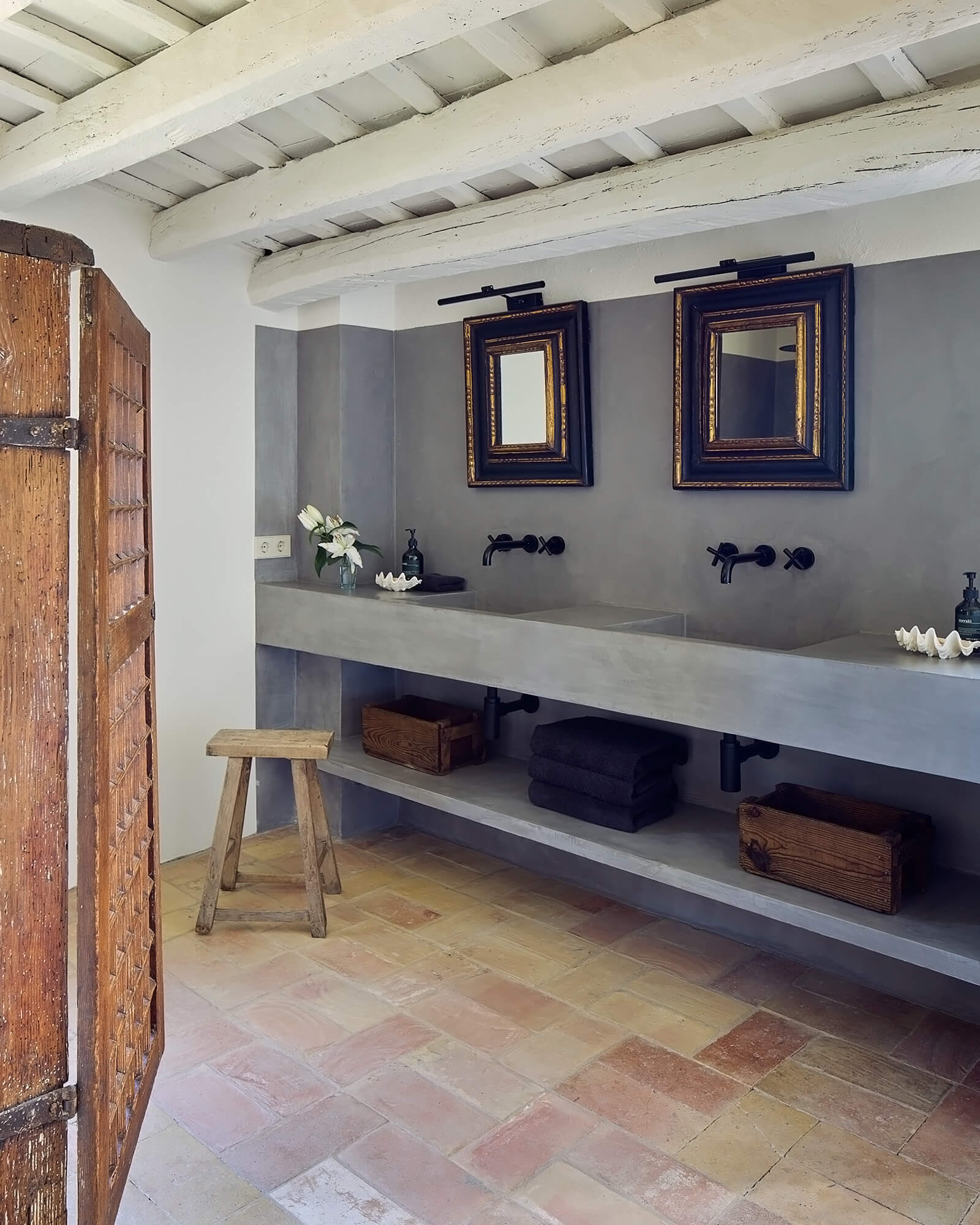 salle de bain béton avec poutres