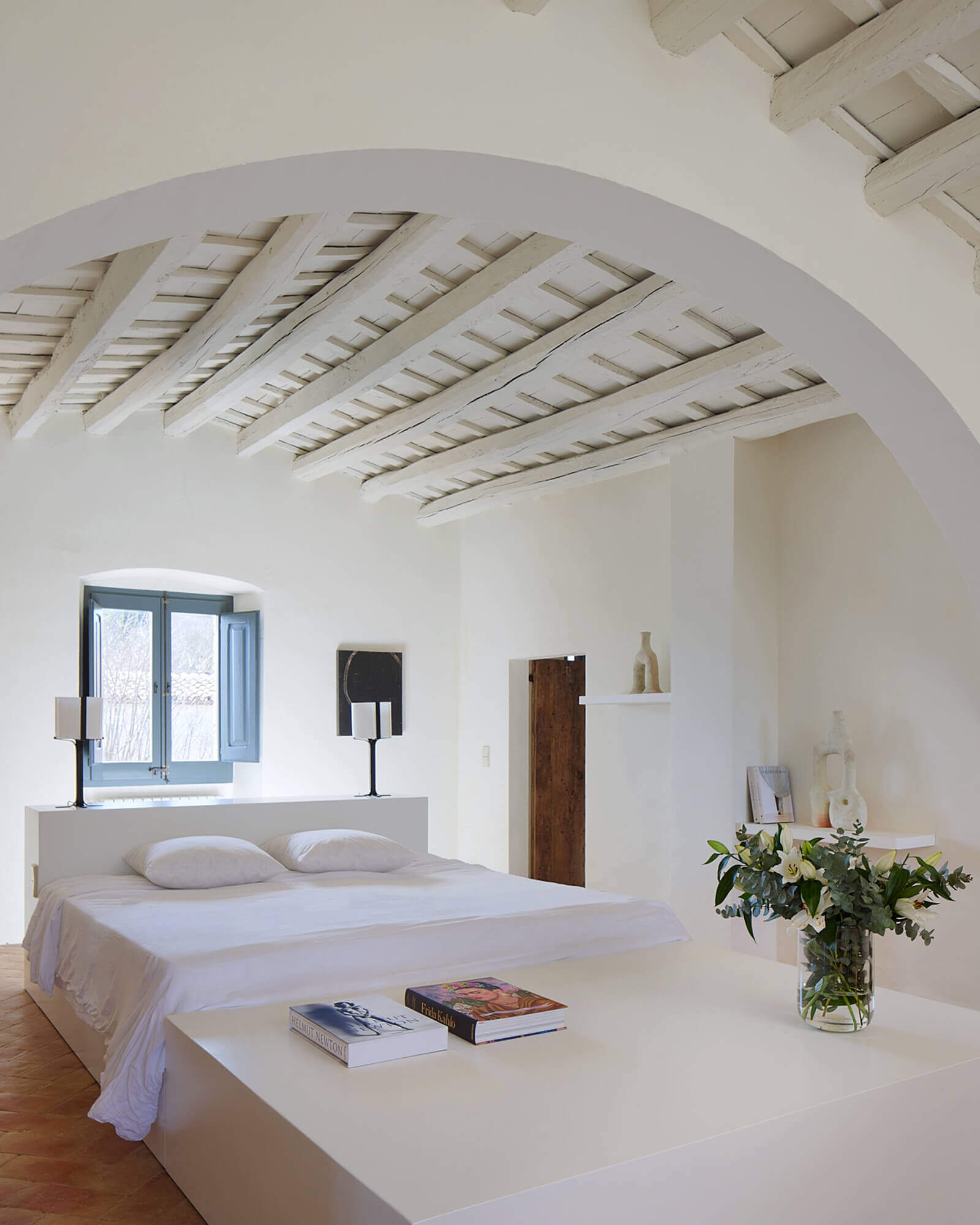 chambre avec arche et poutres maison en pierres