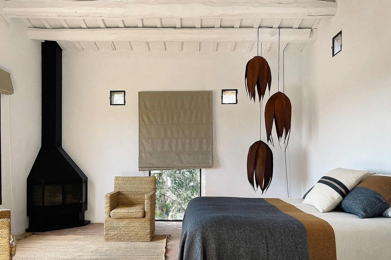 chambre avec cheminée acier maison en pierres