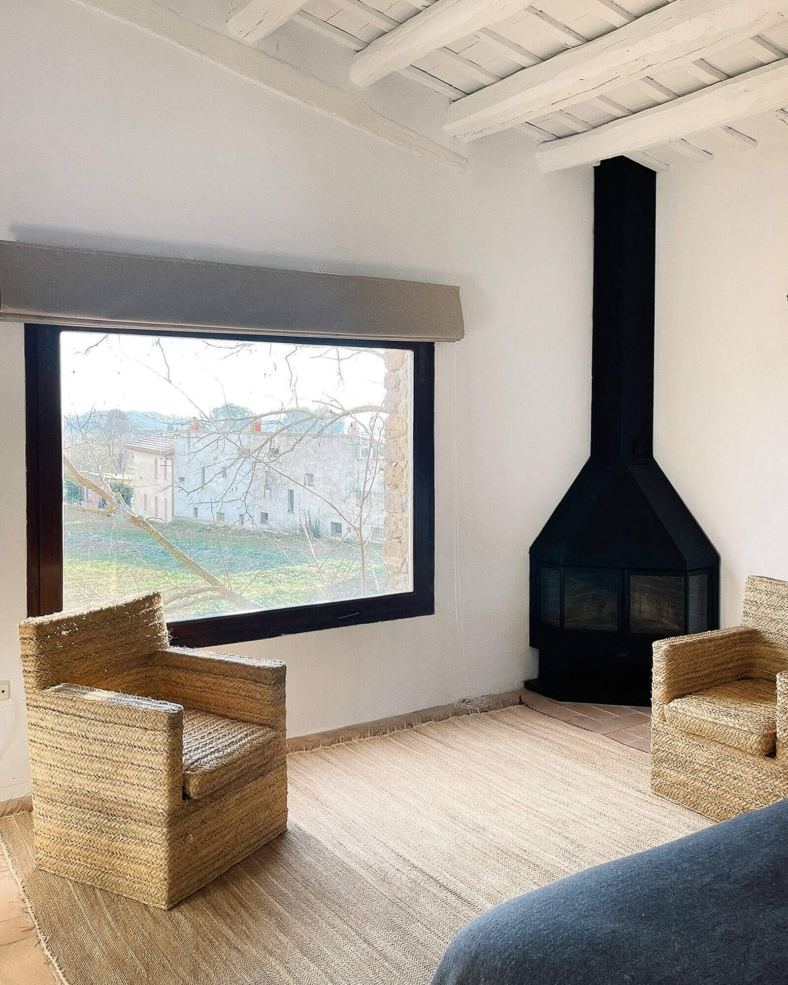 chambre avec cheminée en acier maison en pierres