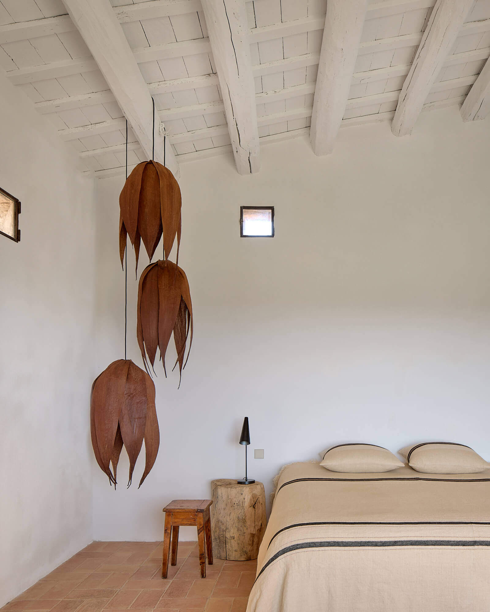 chambre avec poutres blanches maison en pierres