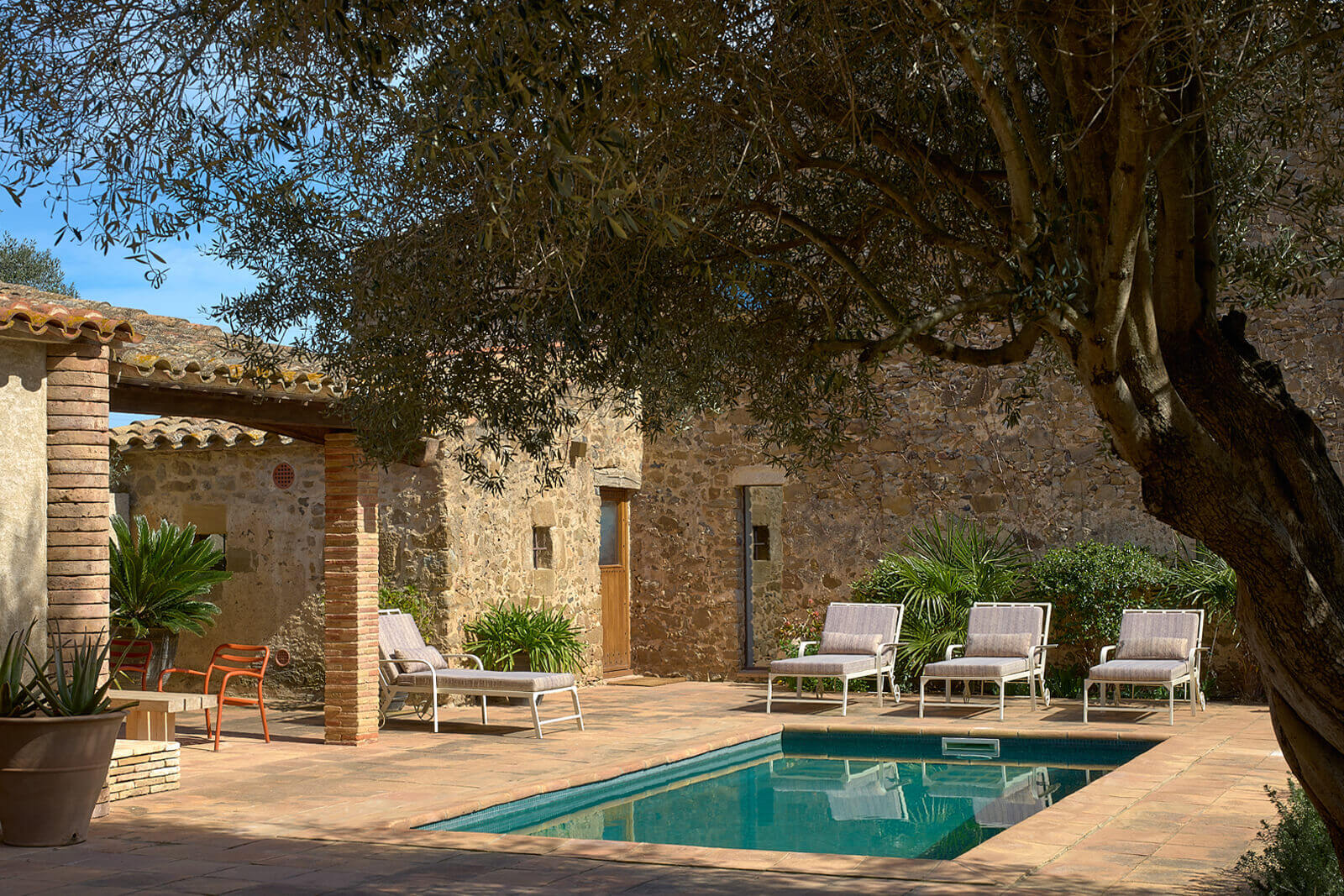 maison en pierres avec piscine