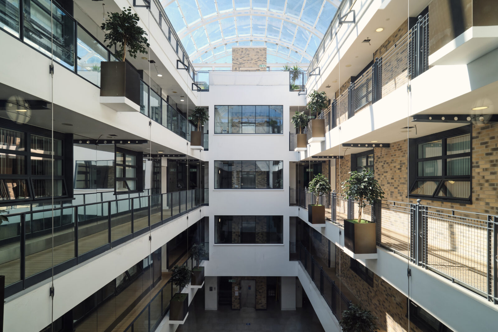 bâtiment avec atrium Carlow House bâtiment avec atrium Carlow House