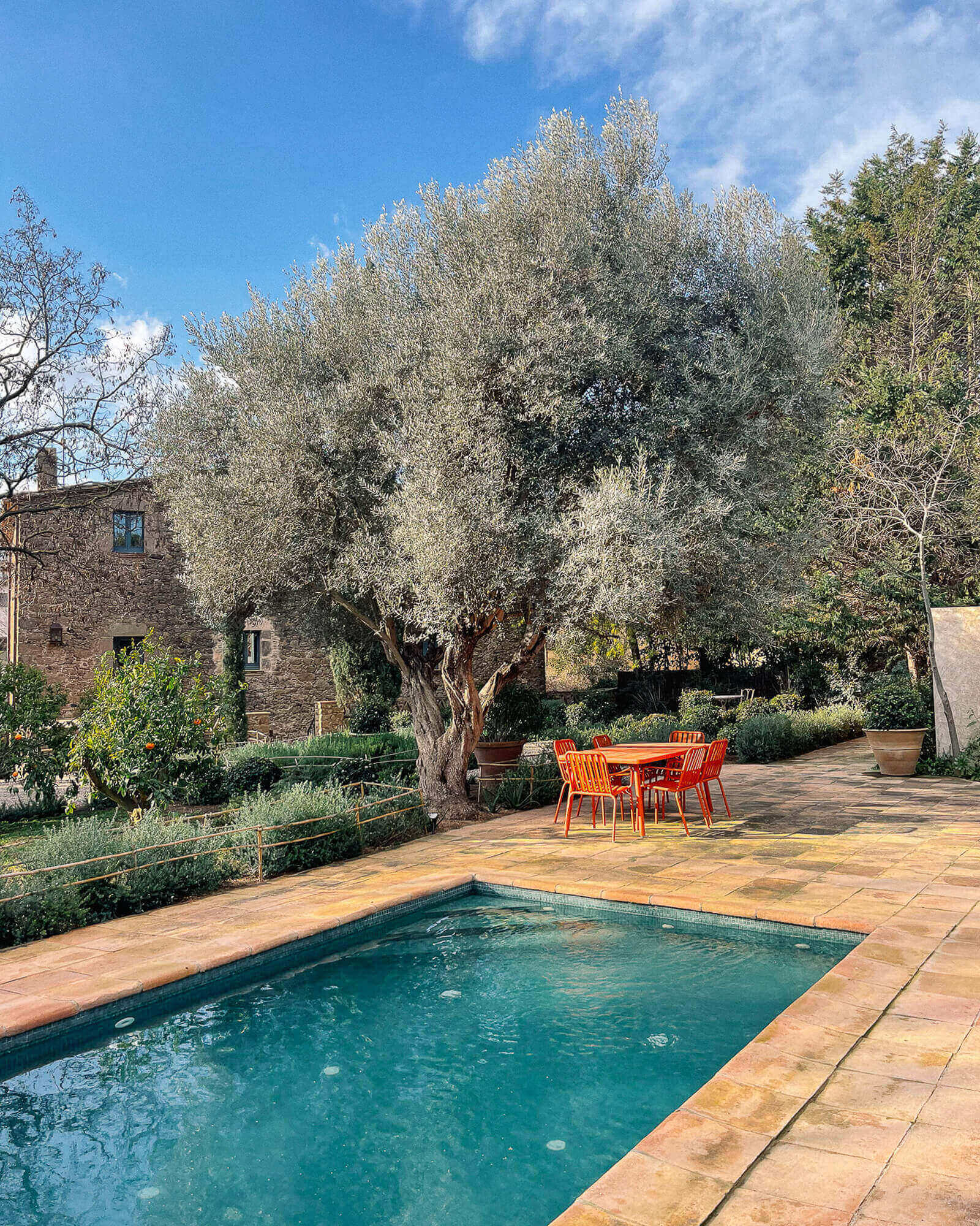 maison en pierres avec piscine