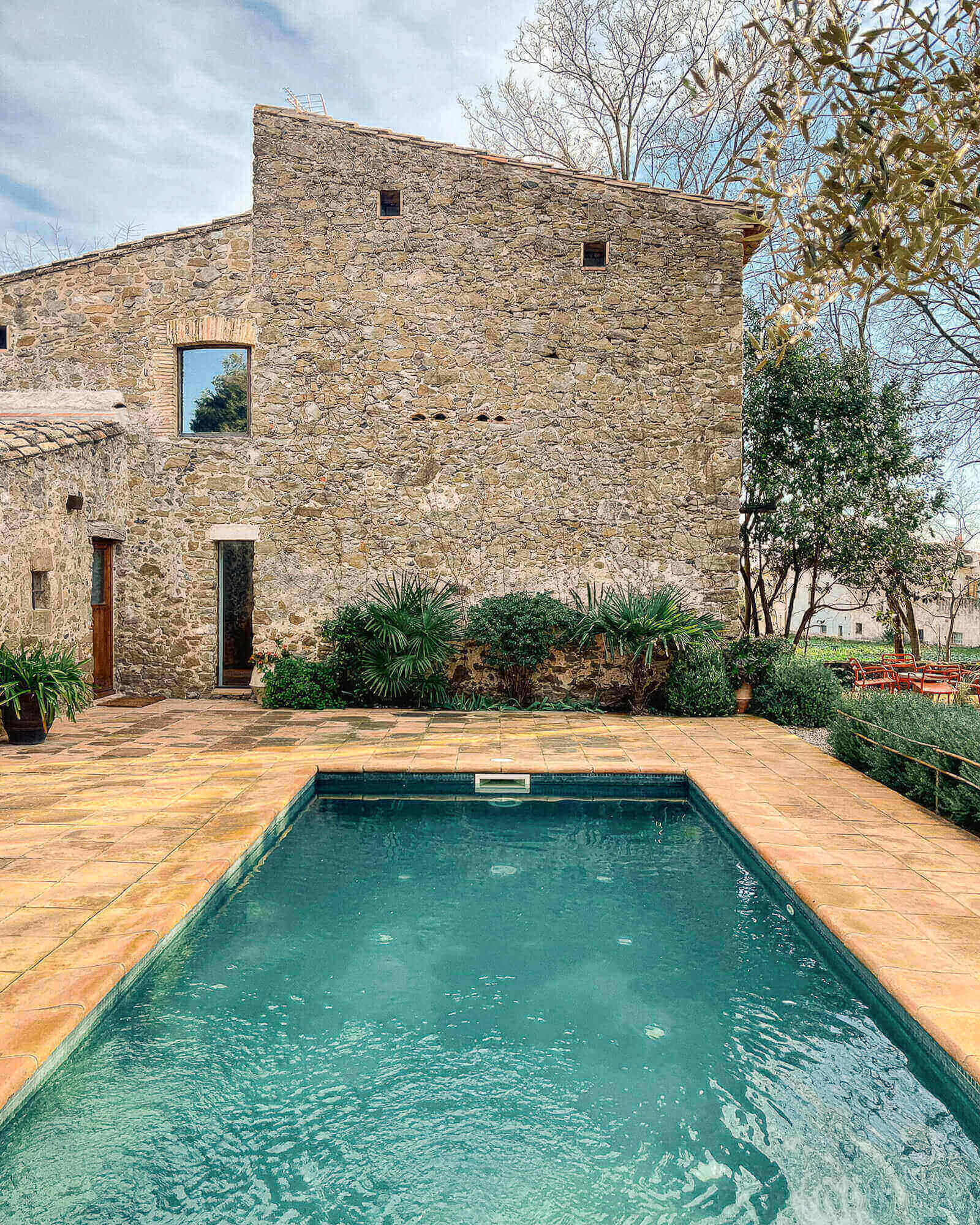 maison en pierres avec piscine