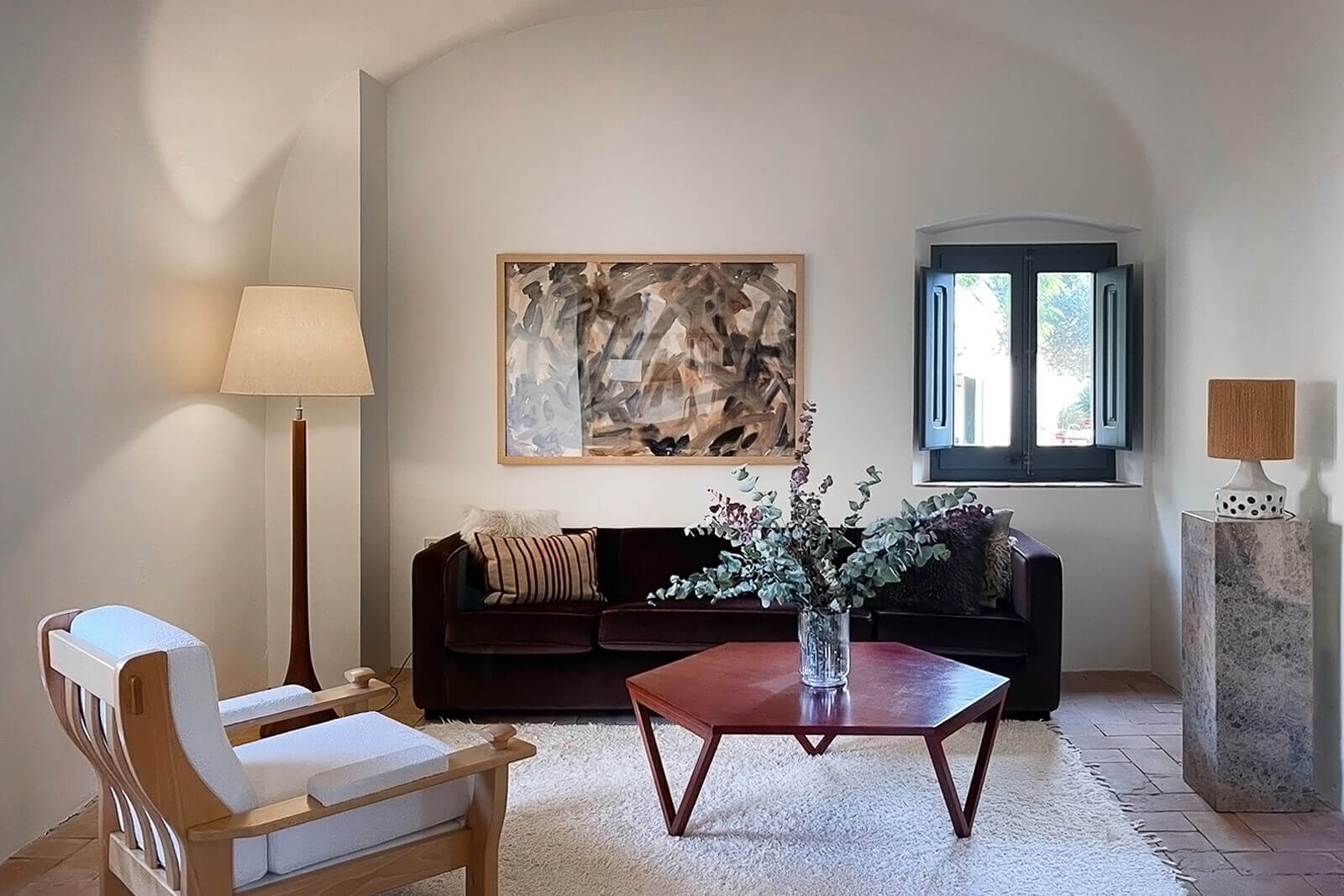salon avec arche maison en pierres