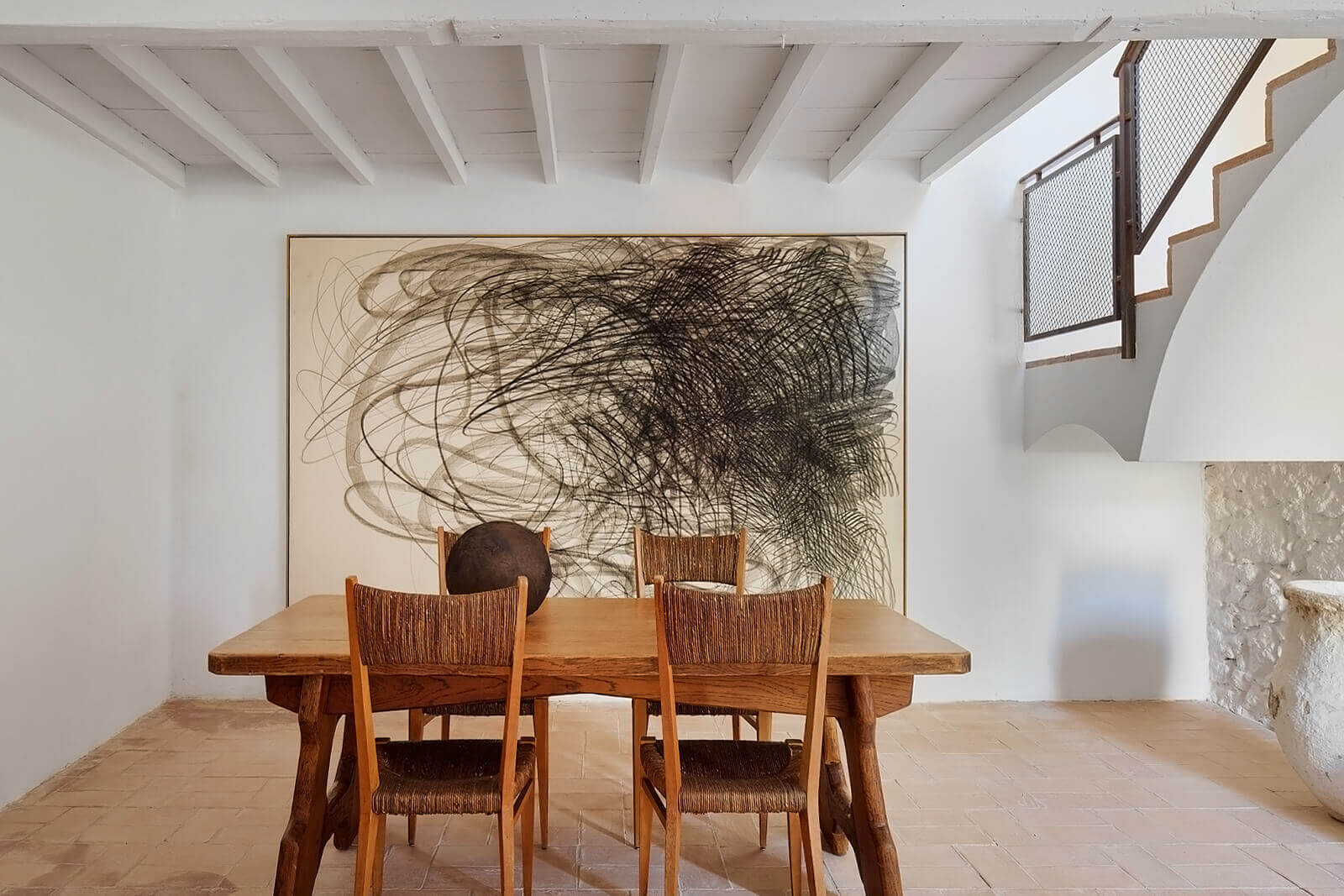 salle à manger avec poutres blanches maison en pierres