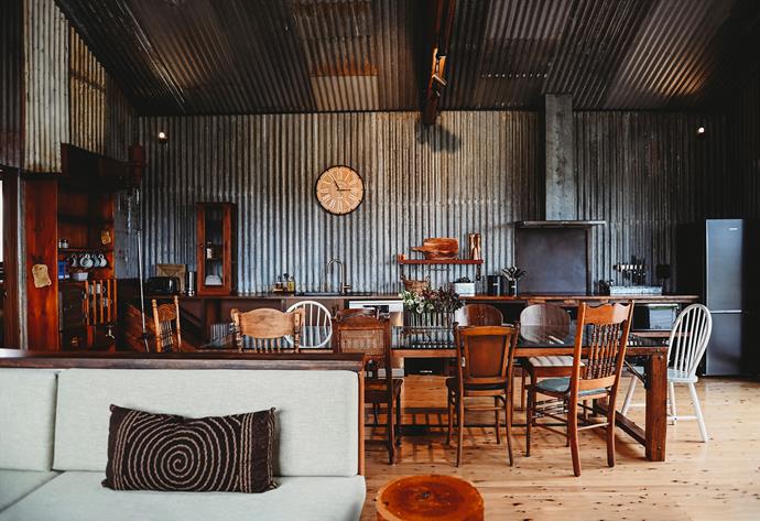 salle à manger et cuisine murs tôle ondulée décoration rustique chic