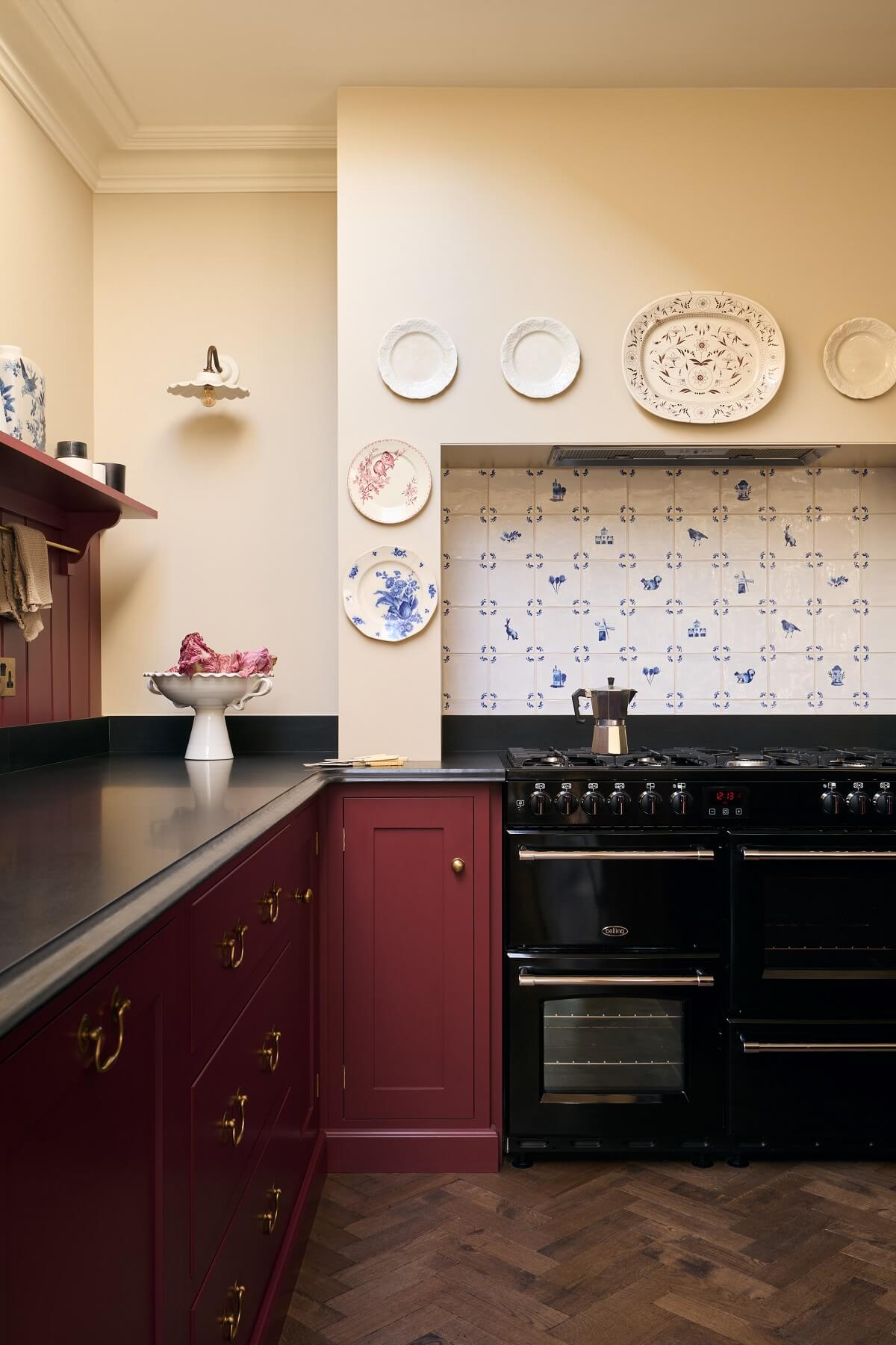cuisine shaker bordeaux avec piano de cuisson
