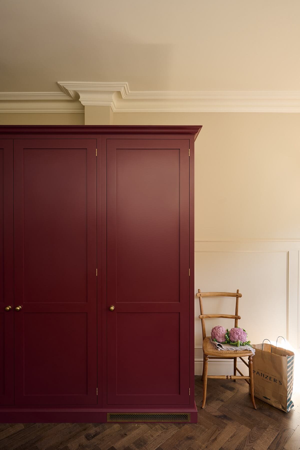 salon avec moulures et parquet à chevrons