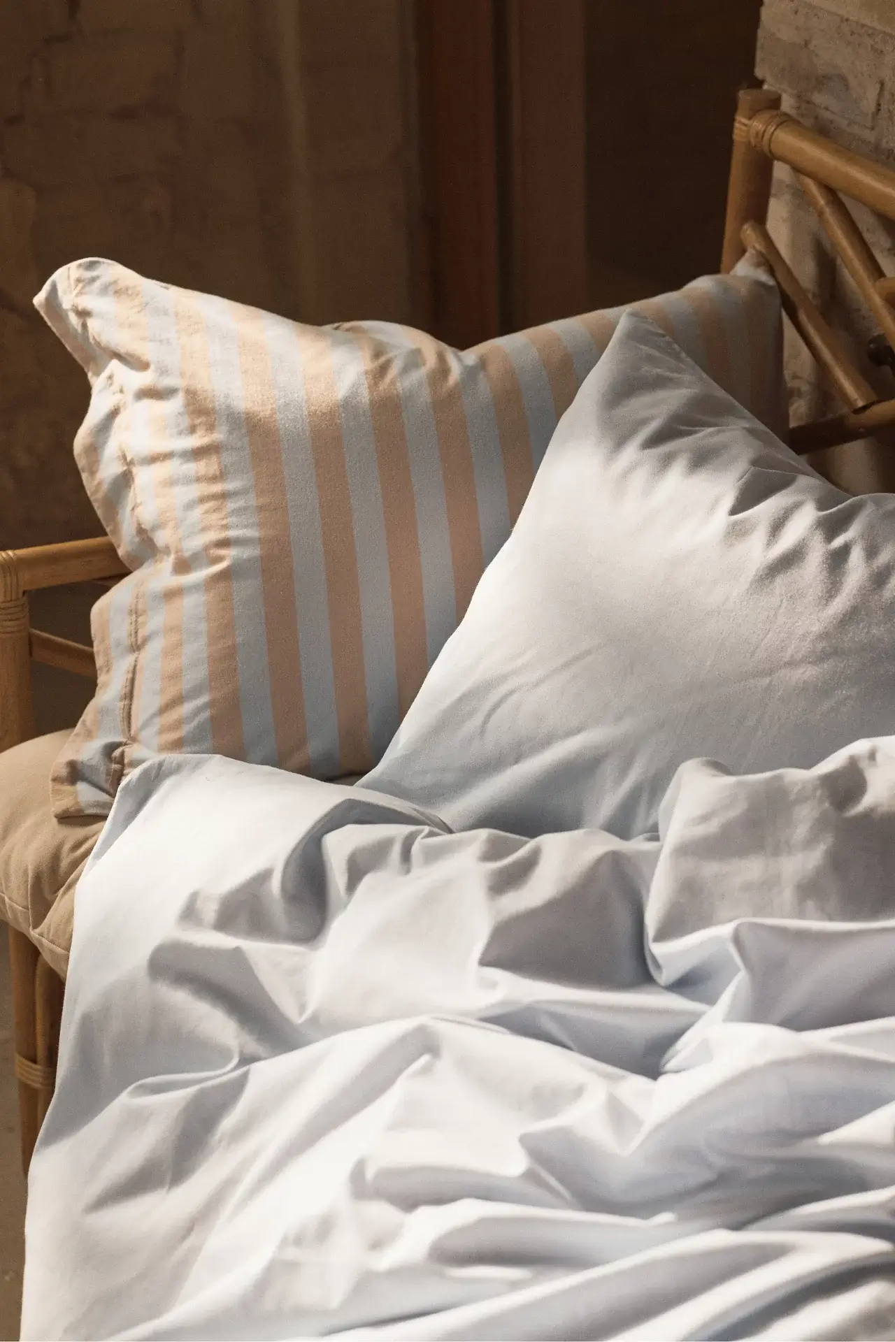 coussins sur canapé rotin