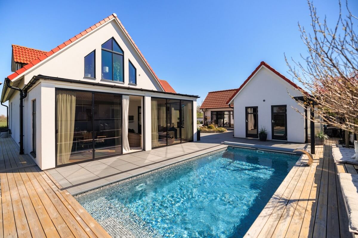 jardin avec piscine maison suédoise et maison d jardin avec piscine maison suédoise et maison d'invités