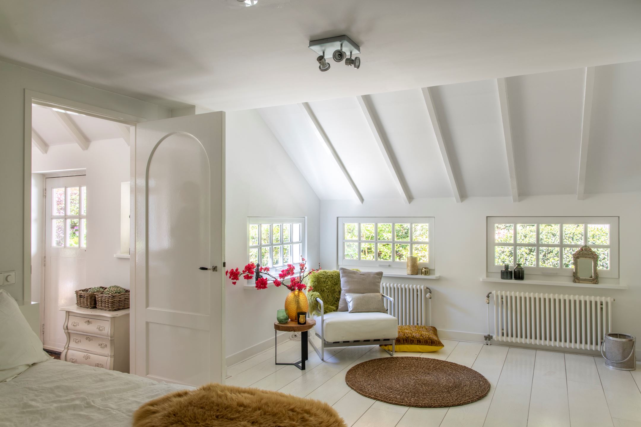 chambre mansardée avec poutres blanches