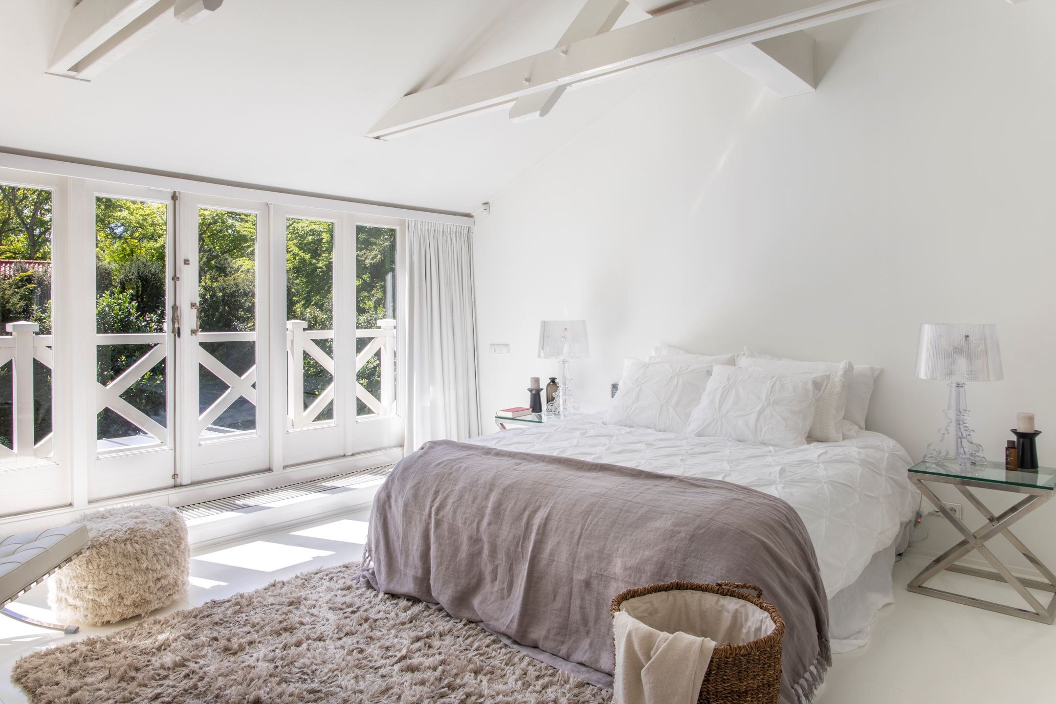 chambre mansardée avec poutres blanches