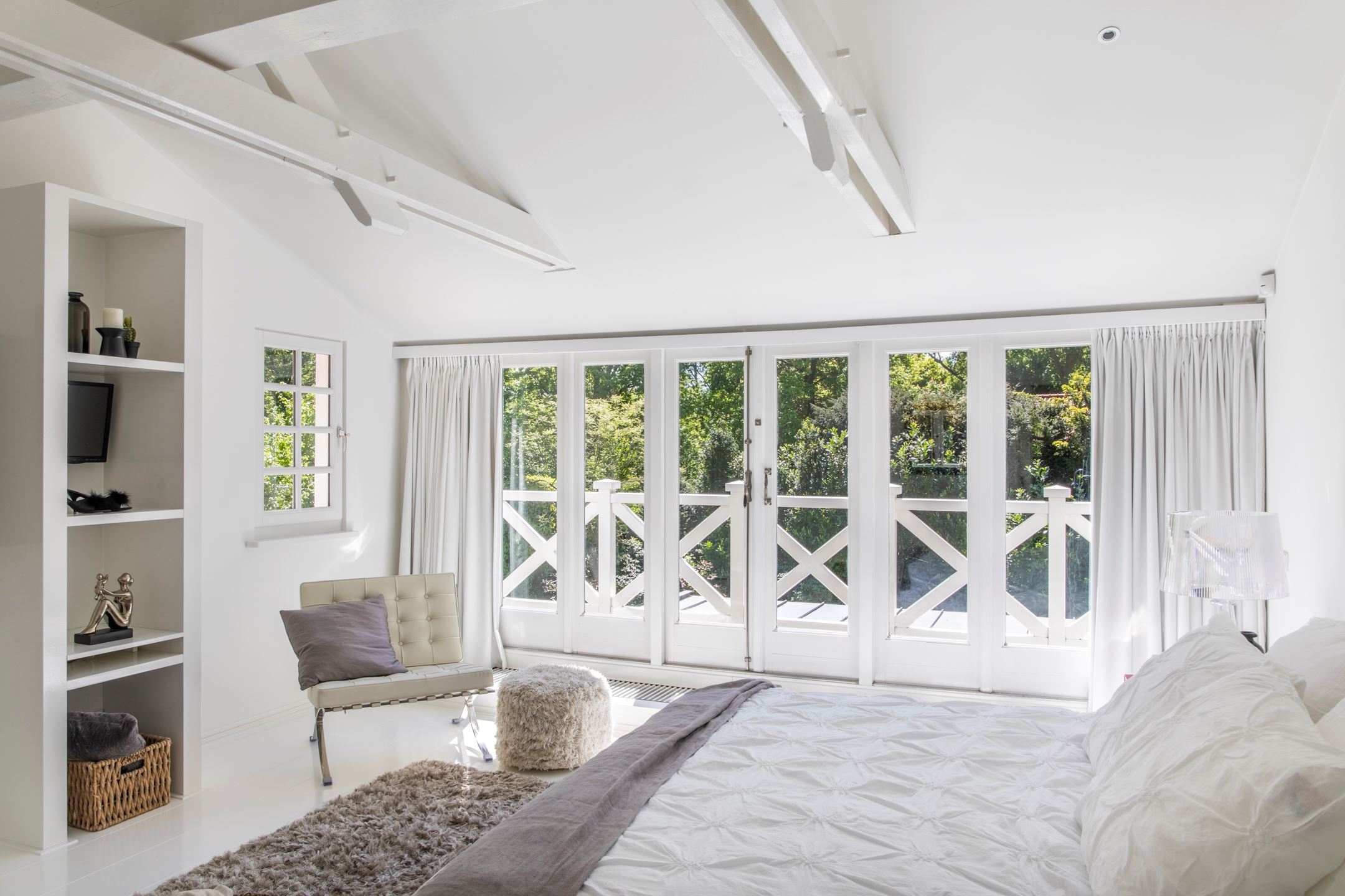 chambre mansardée avec poutres blanches