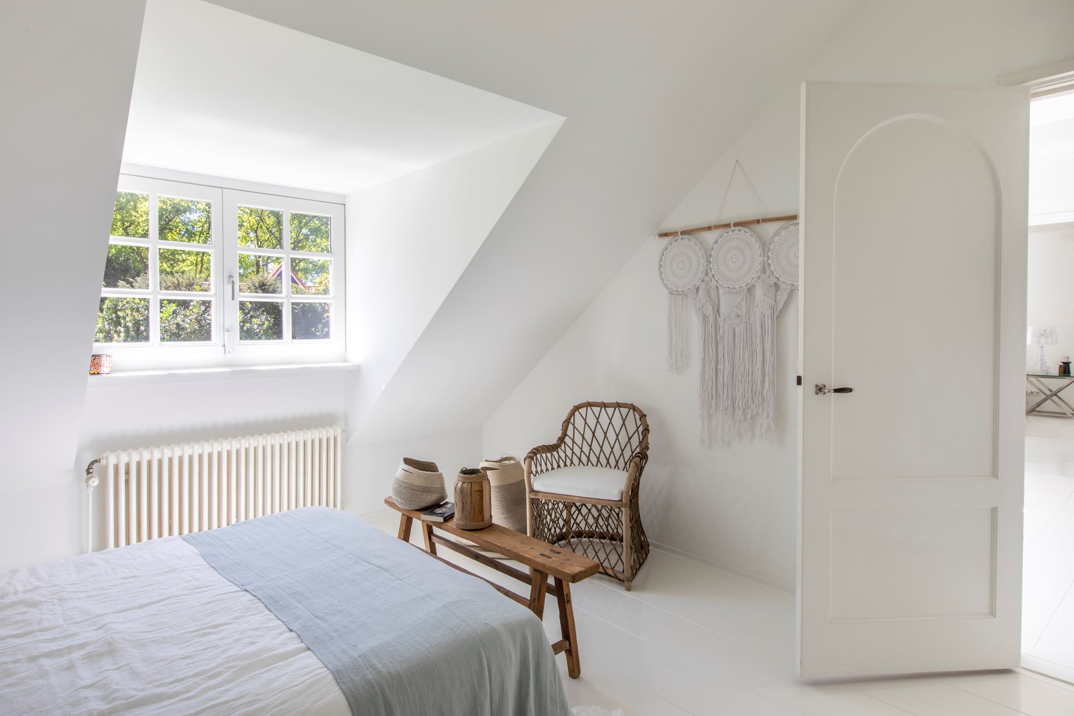chambre décoration blanche et naturelle