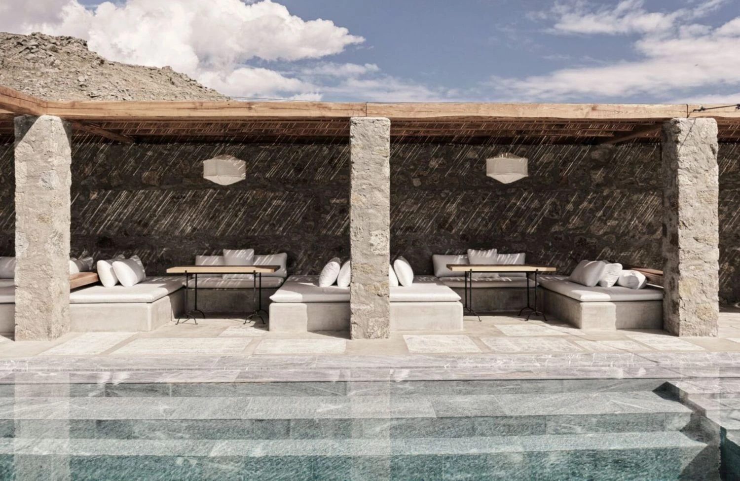 terrasse avec piscine décoration brute et minérale terrasse avec piscine décoration brute et minérale