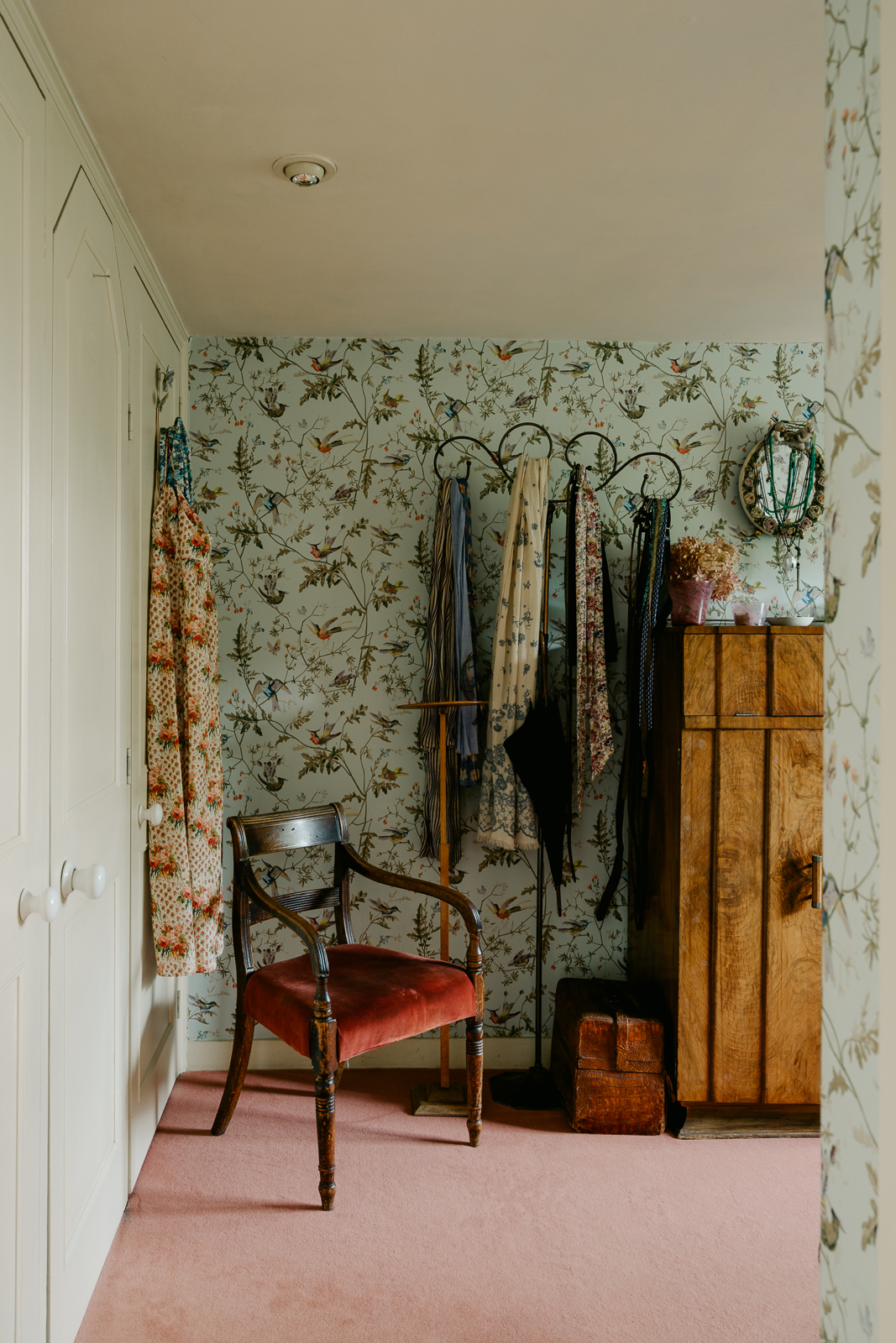 chambre décoration vintage avec papier-peint fleuri chambre décoration vintage avec papier-peint fleuri