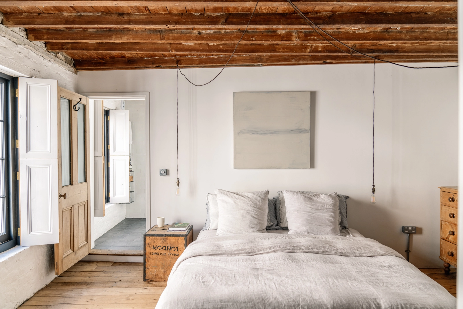 chambre avec poutres décoration industrielle
