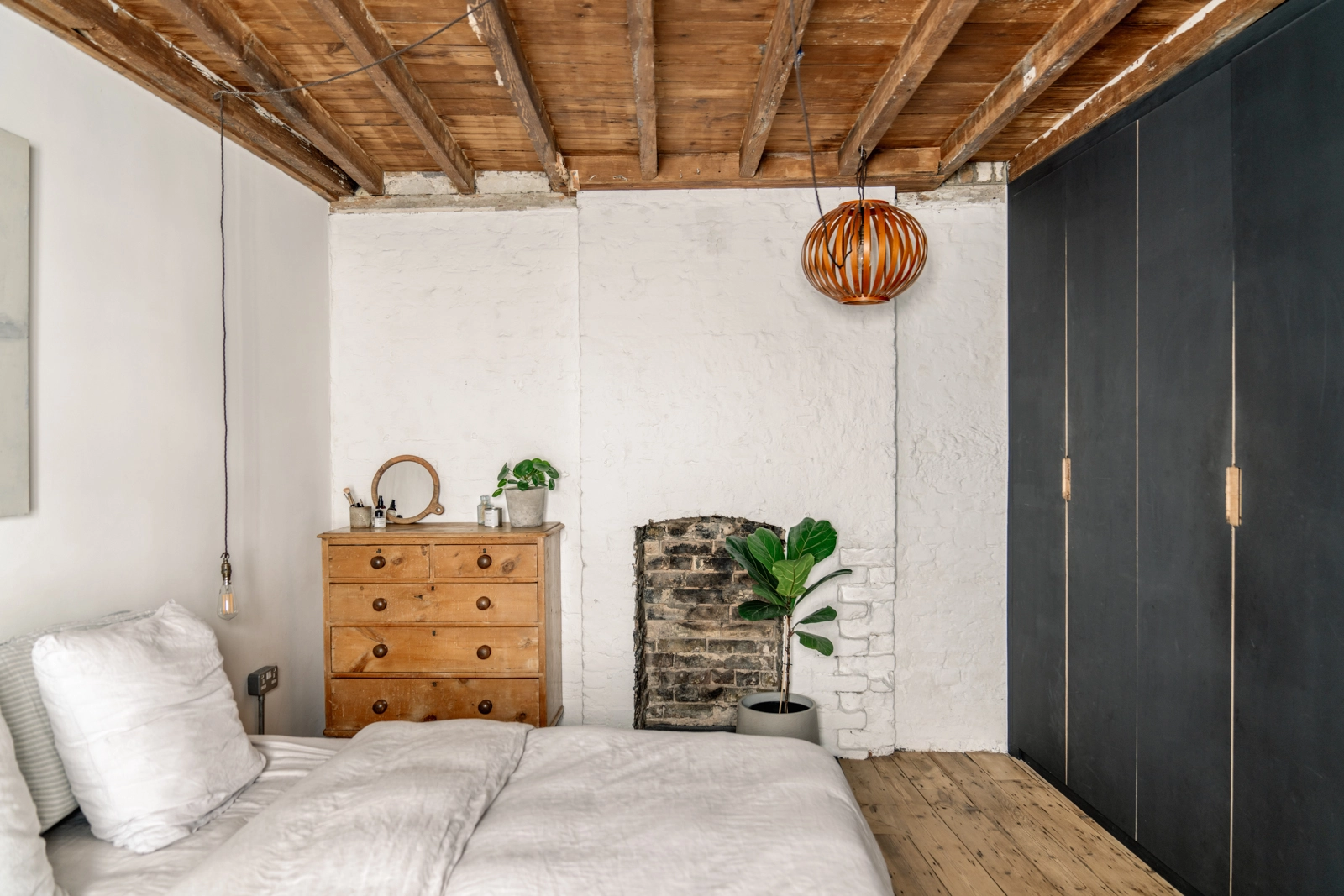 chambre avec poutres et cheminée ancienne