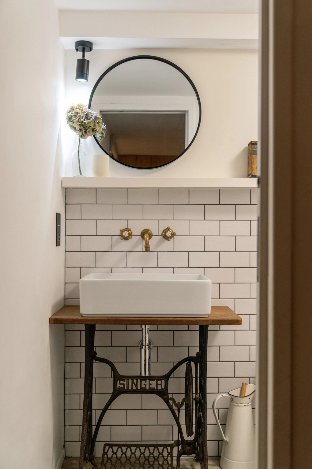 salle de bain vintage meuble vasque Singer