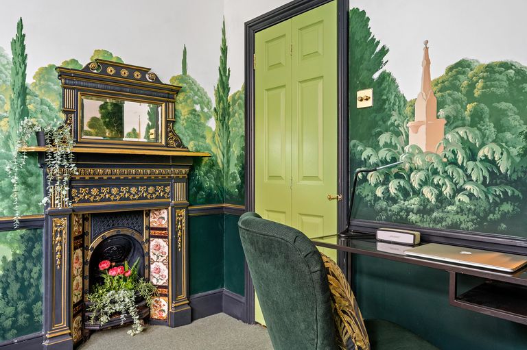 studio 16m2 avec fresque décoration verte