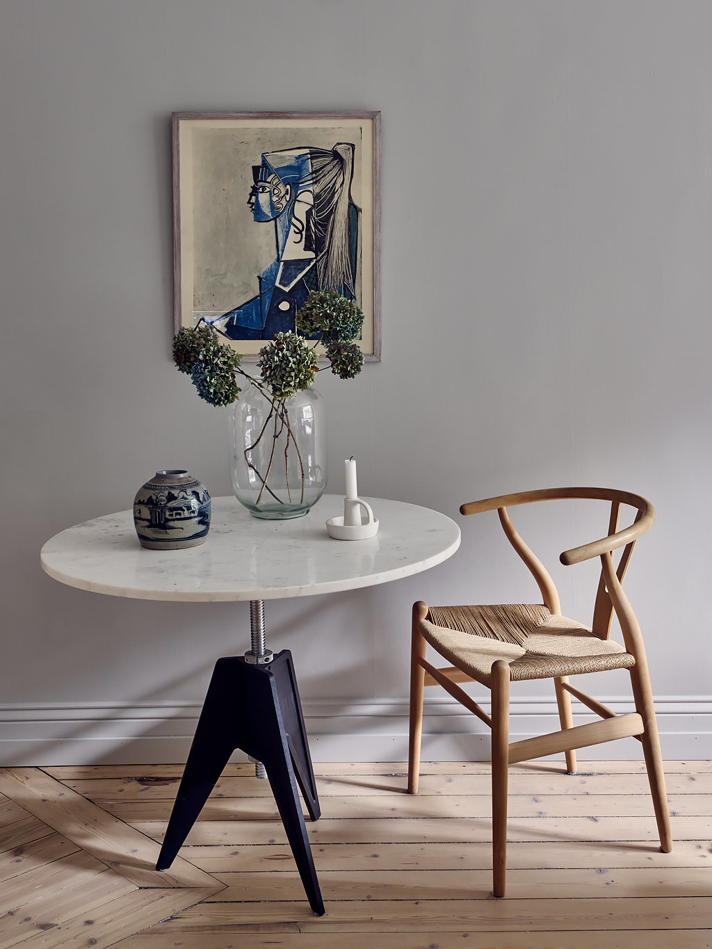 coin repas avec petite table ronde et chaise Wishbone coin repas avec petite table ronde et chaise Wishbone