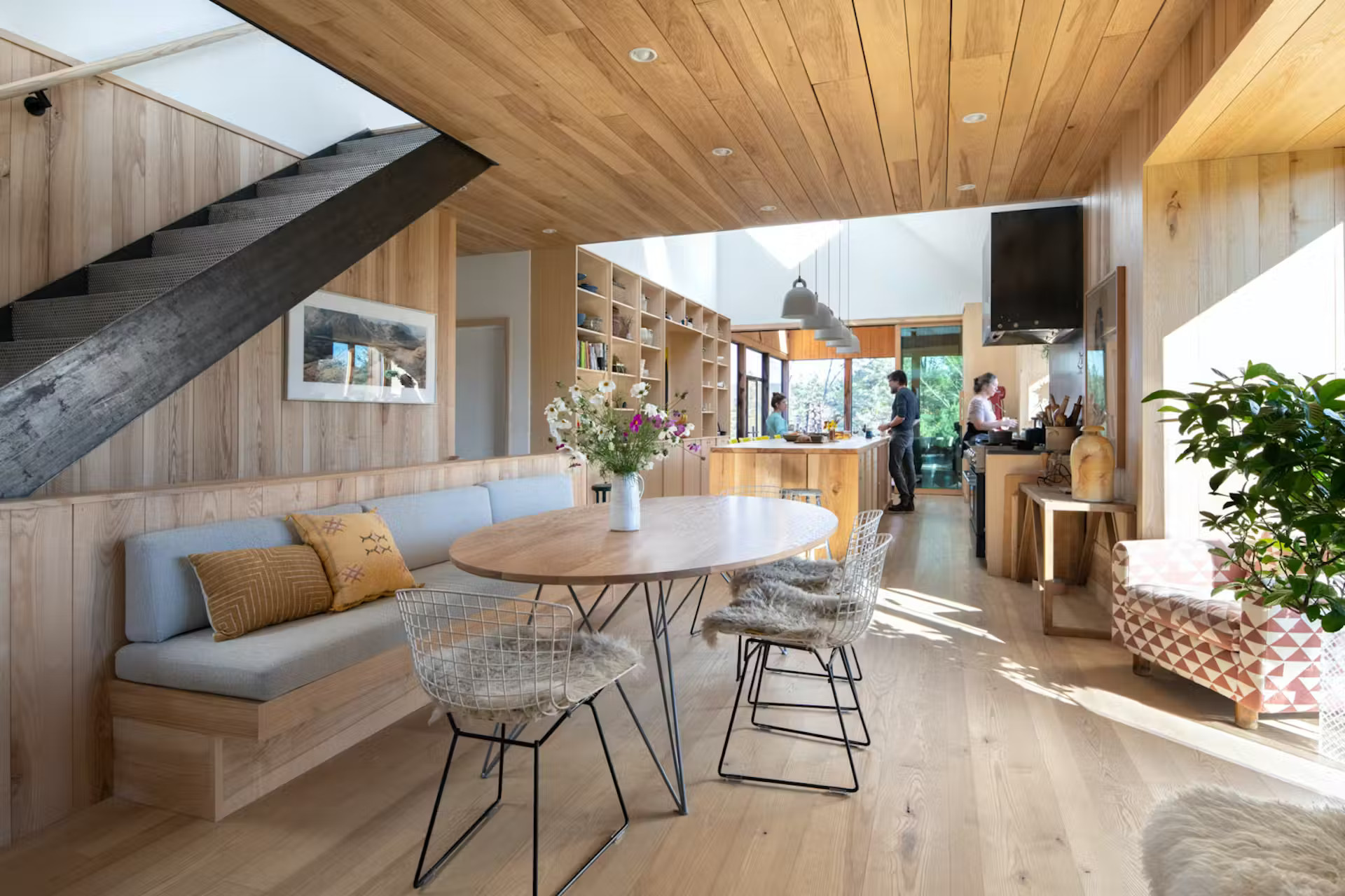 salle à manger avec banc maison contemporaine