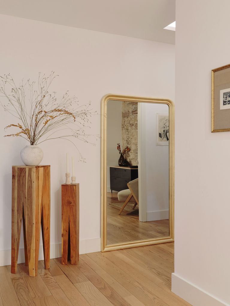 entrée avec miroir doré entrée avec miroir doré