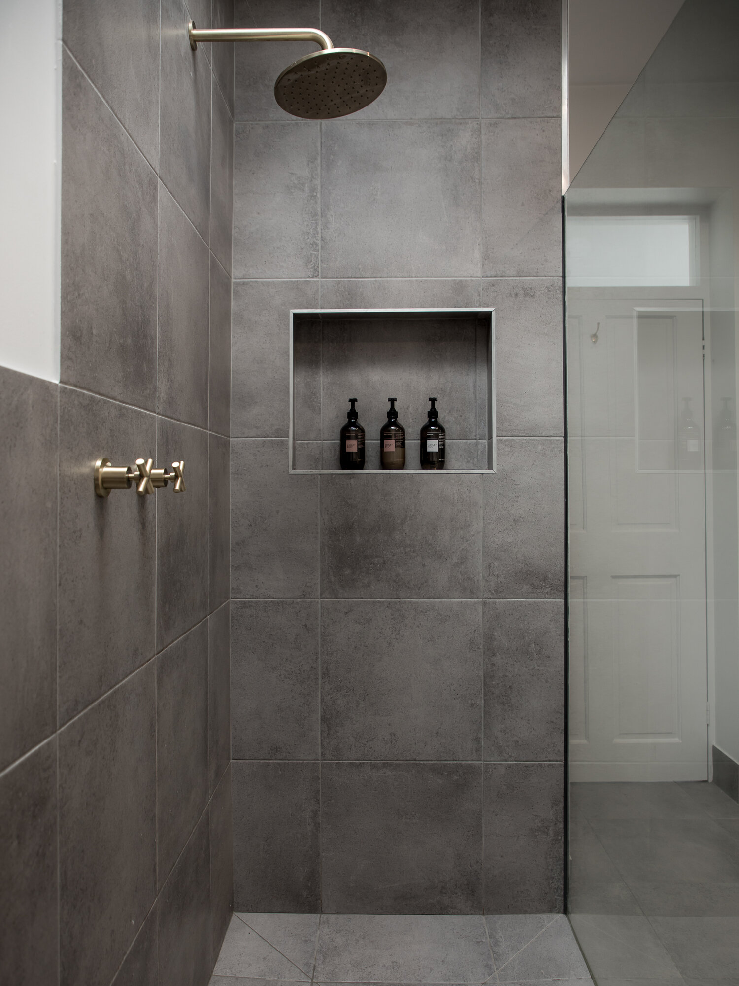 salle de bain grise