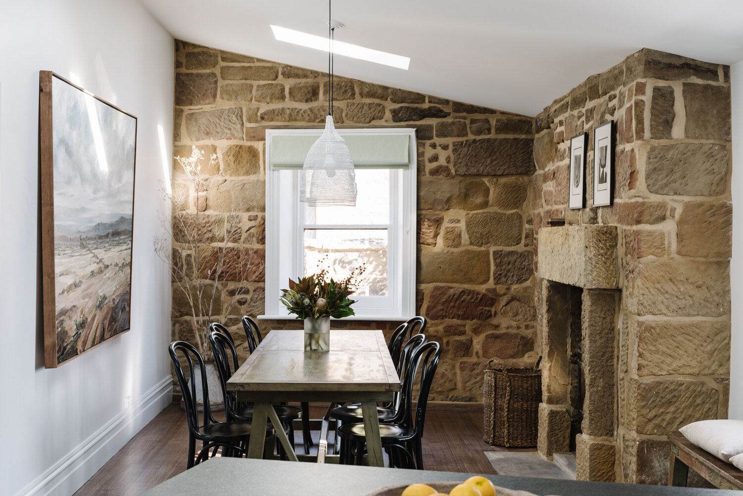 salle à manger murs en pierres