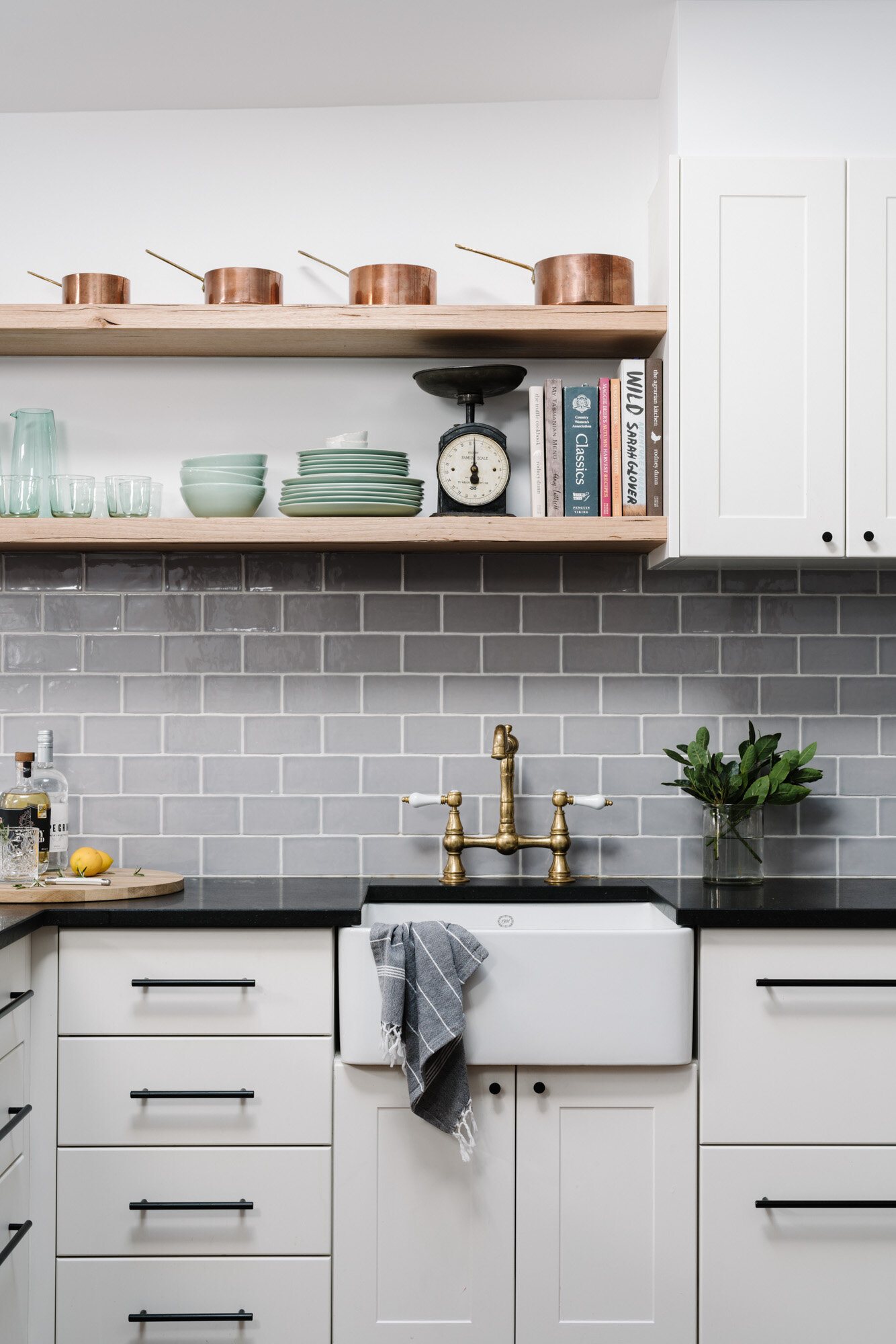 cuisine blanche carrelage gris