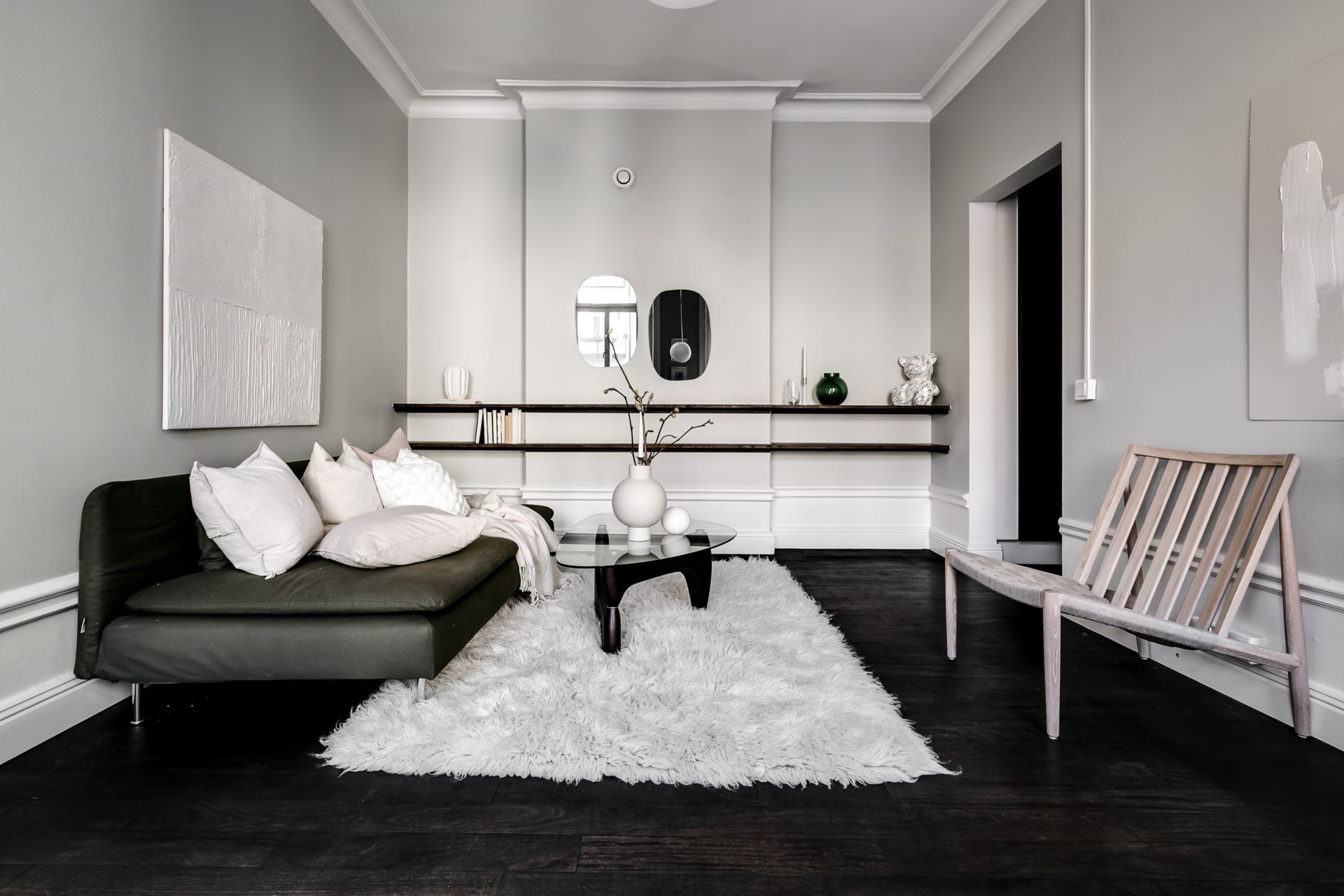 salon design avec moulures décoration grise