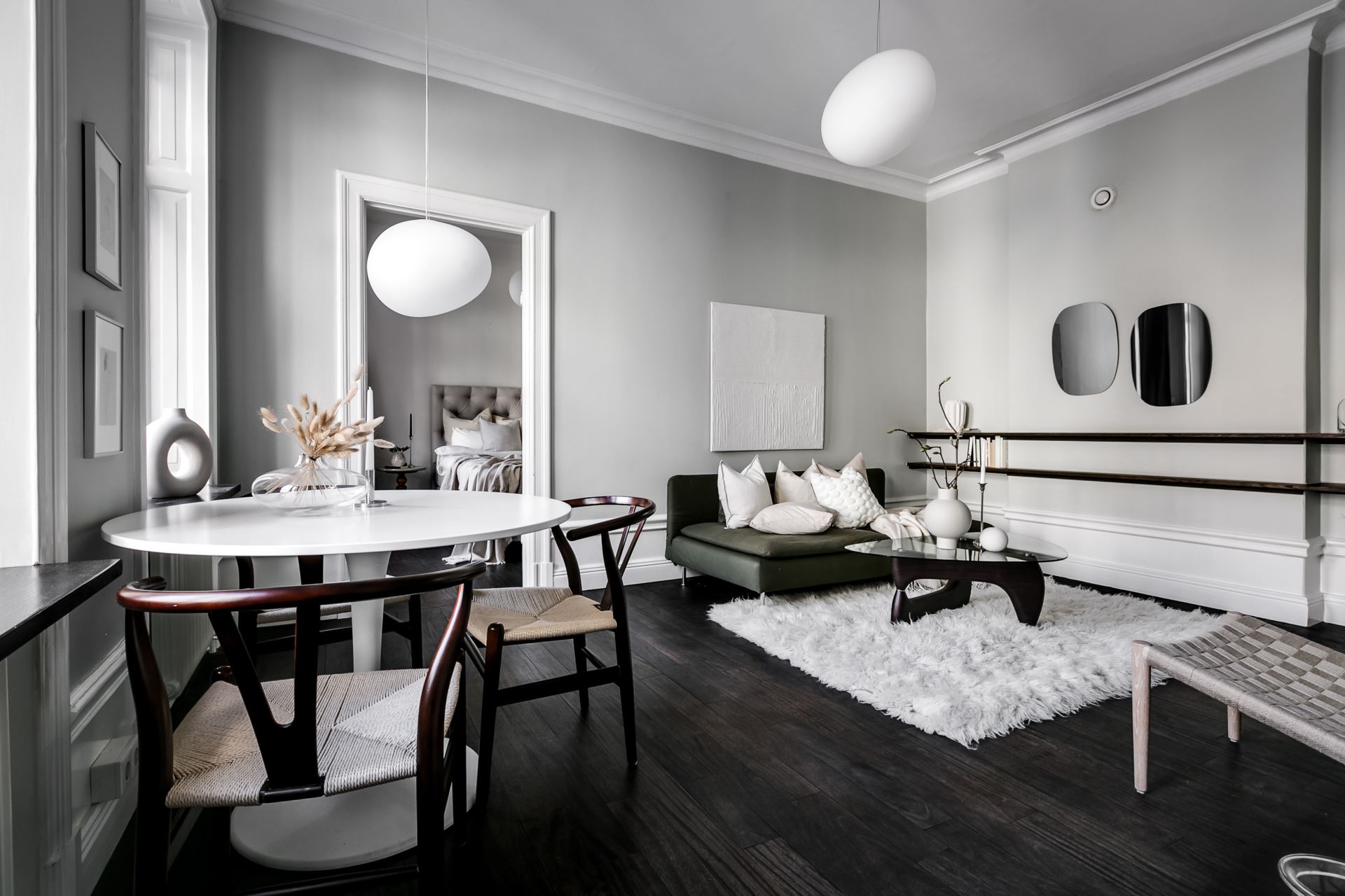 salon design avec moulures décoration grise