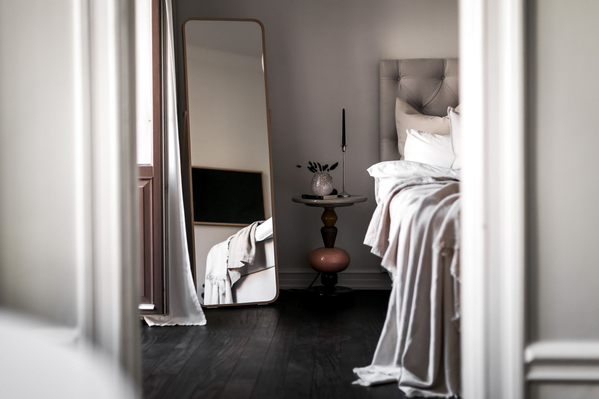chambre avec miroir sur pied