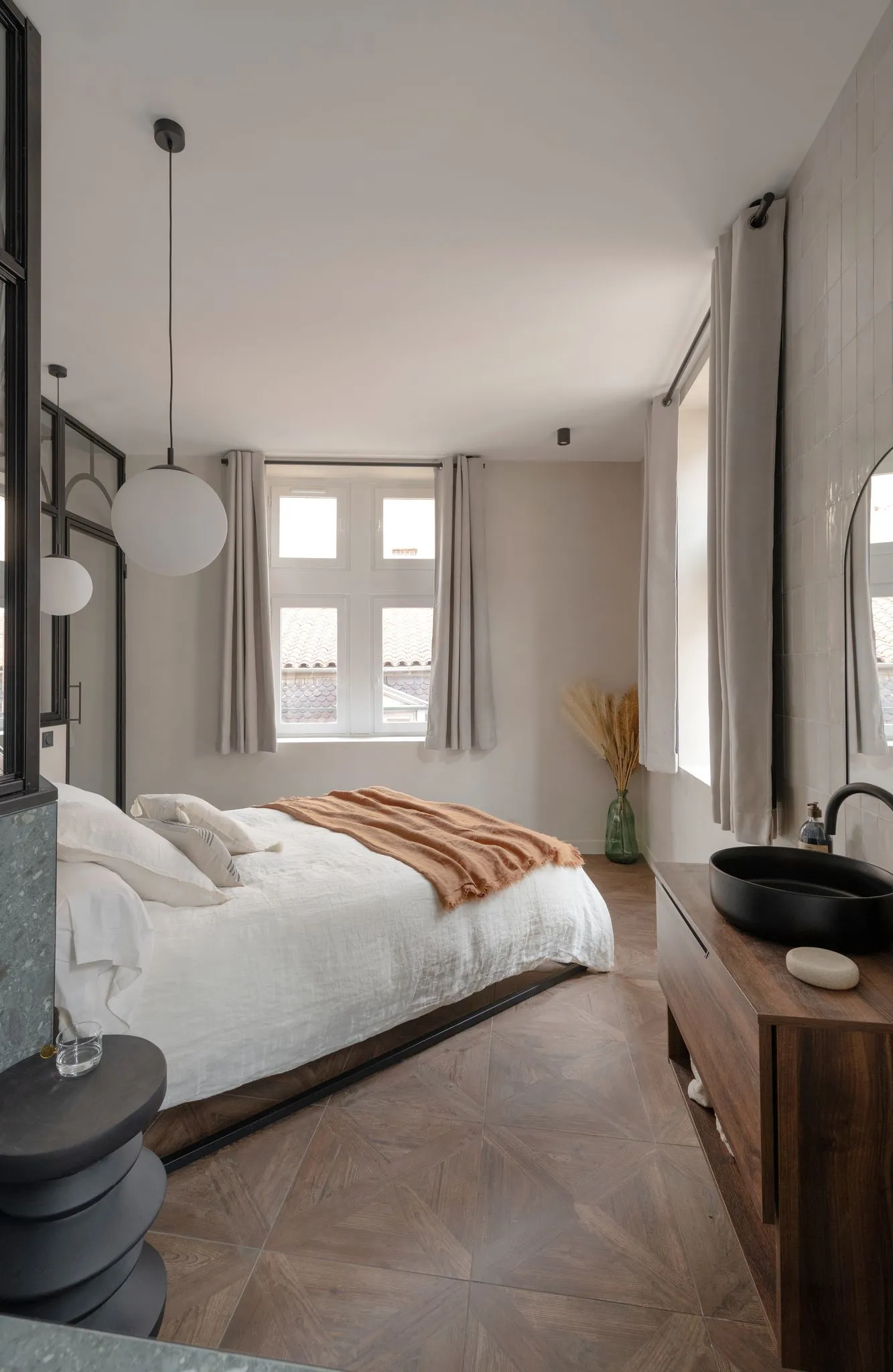 chambre avec verrière et salle de bain ouverte 
