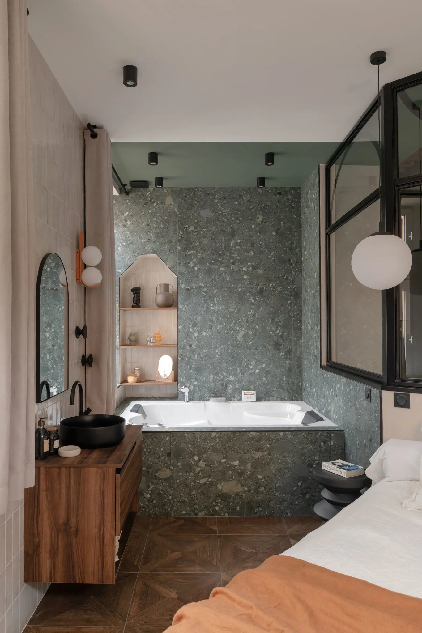 chambre avec verrière et salle de bain ouverte décoration contemporaine