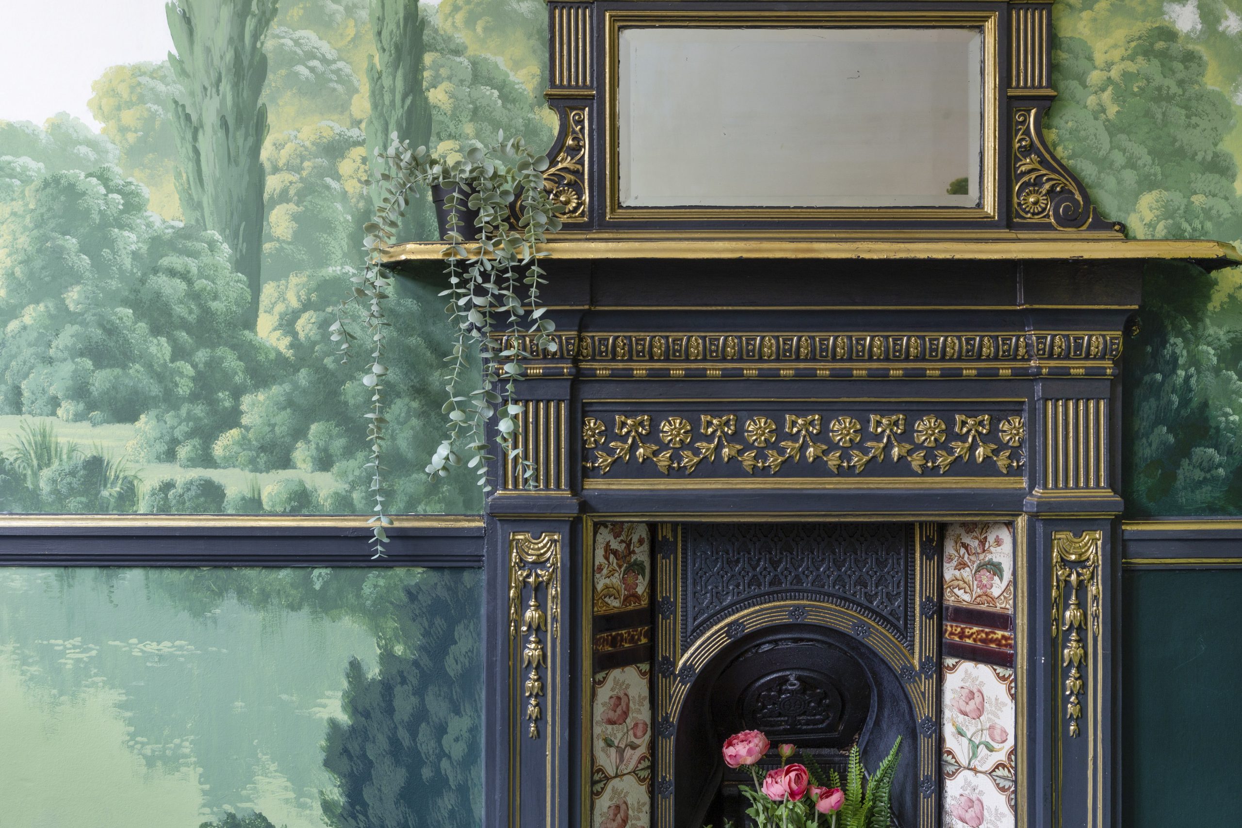 cheminée ancienne avec fresque