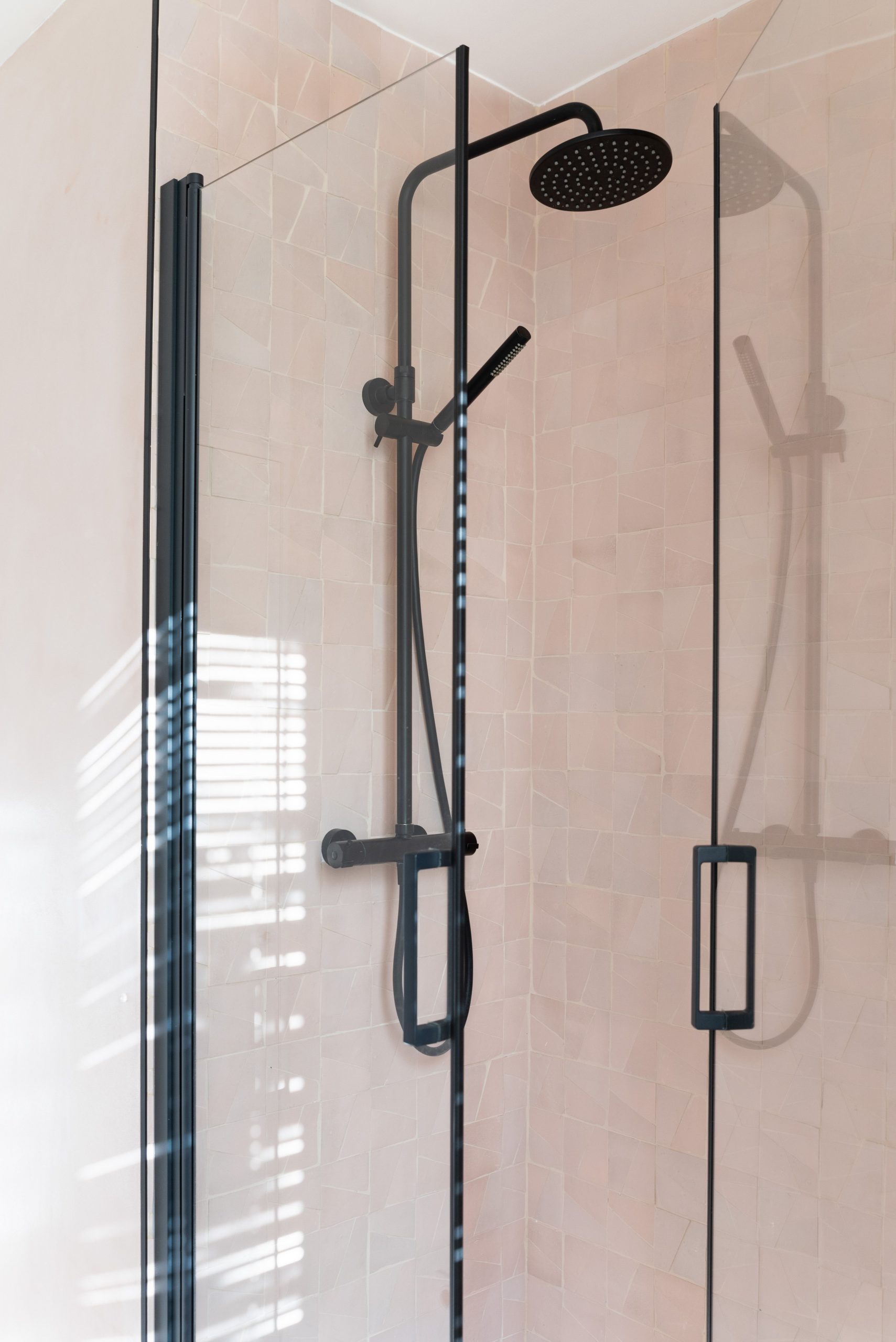 salle de bain zelliges roses robinetterie noire salle de bain zelliges roses robinetterie noire