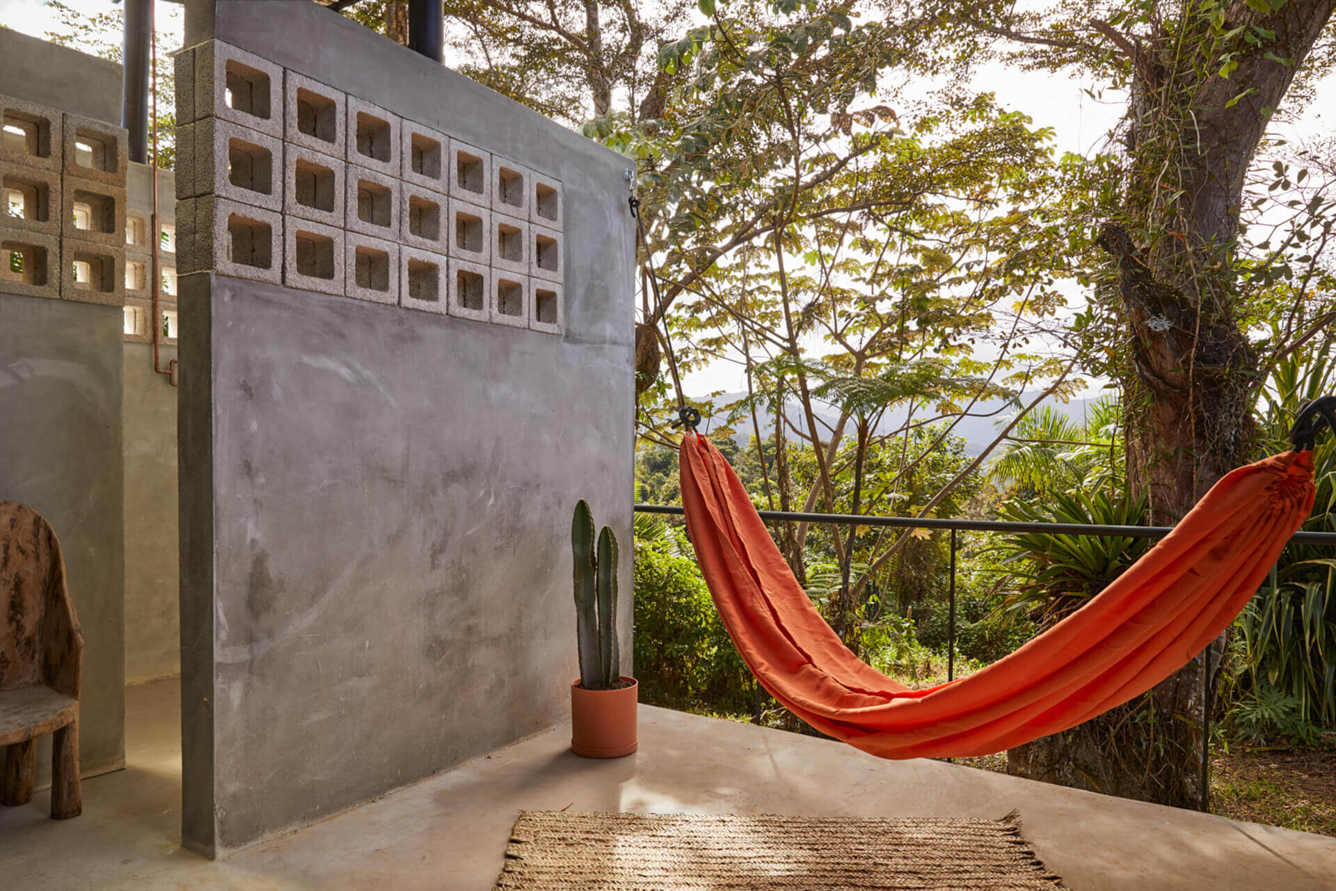 terrasse avec hamac et douche extérieure maison contemporaine