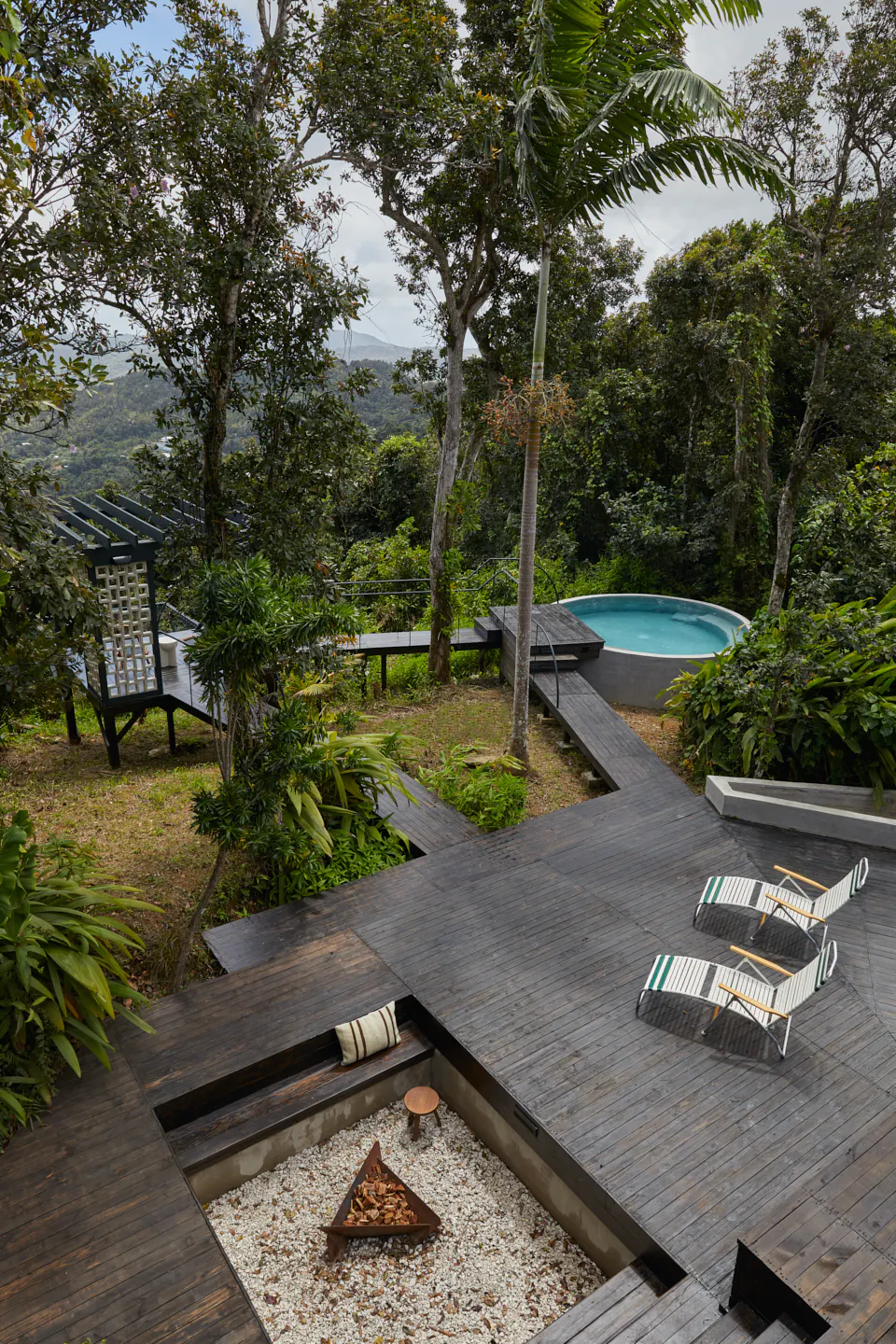 terrasse bois avec piscine
