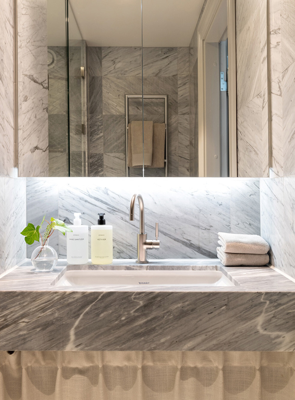 salle de bain décoration design marbre blanc et noir