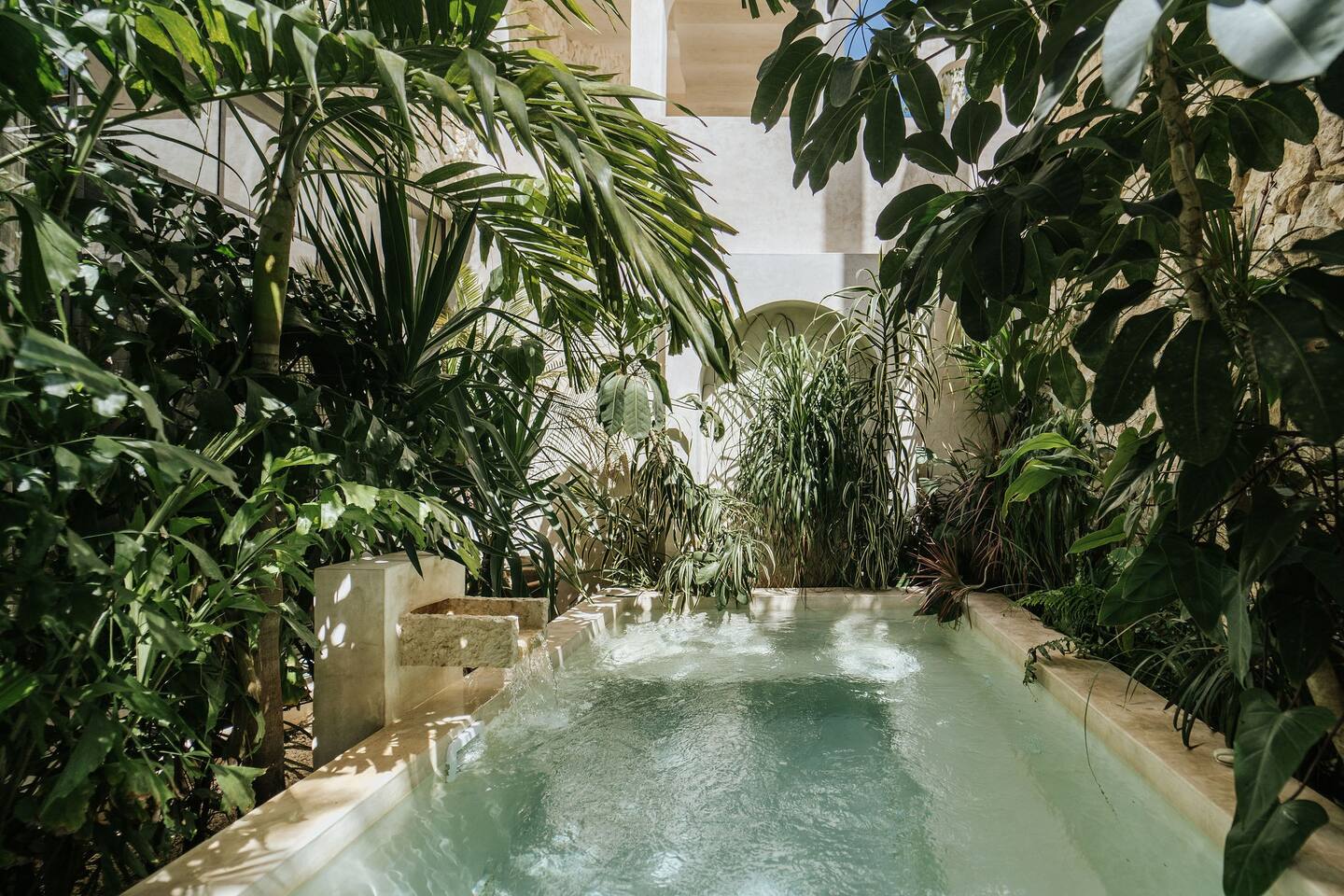 jardin appartement sur deux niveaux avec piscine