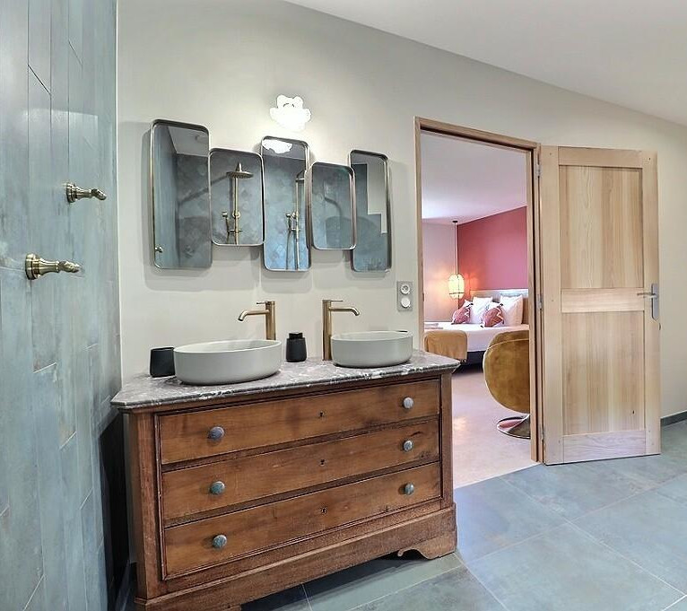 salle de bain rétro maison en pierres Gard La Valcroze salle de bain rétro maison en pierres Gard La Valcroze