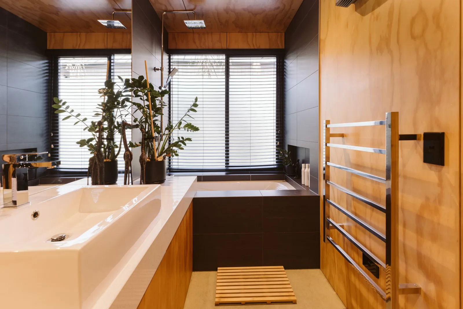 salle de bain bois et noire salle de bain bois et noire